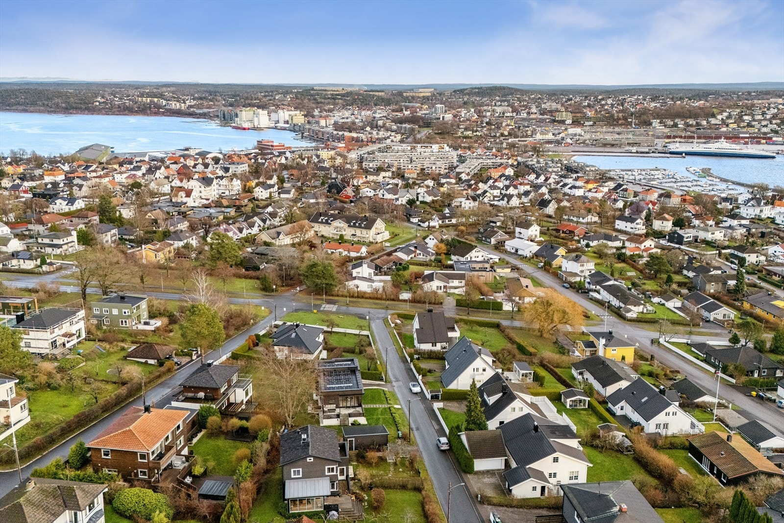 Beliggende i et rolig og veletablert nabolag, med kort avstand til Moss sentrum og togstasjon. Galleribilde