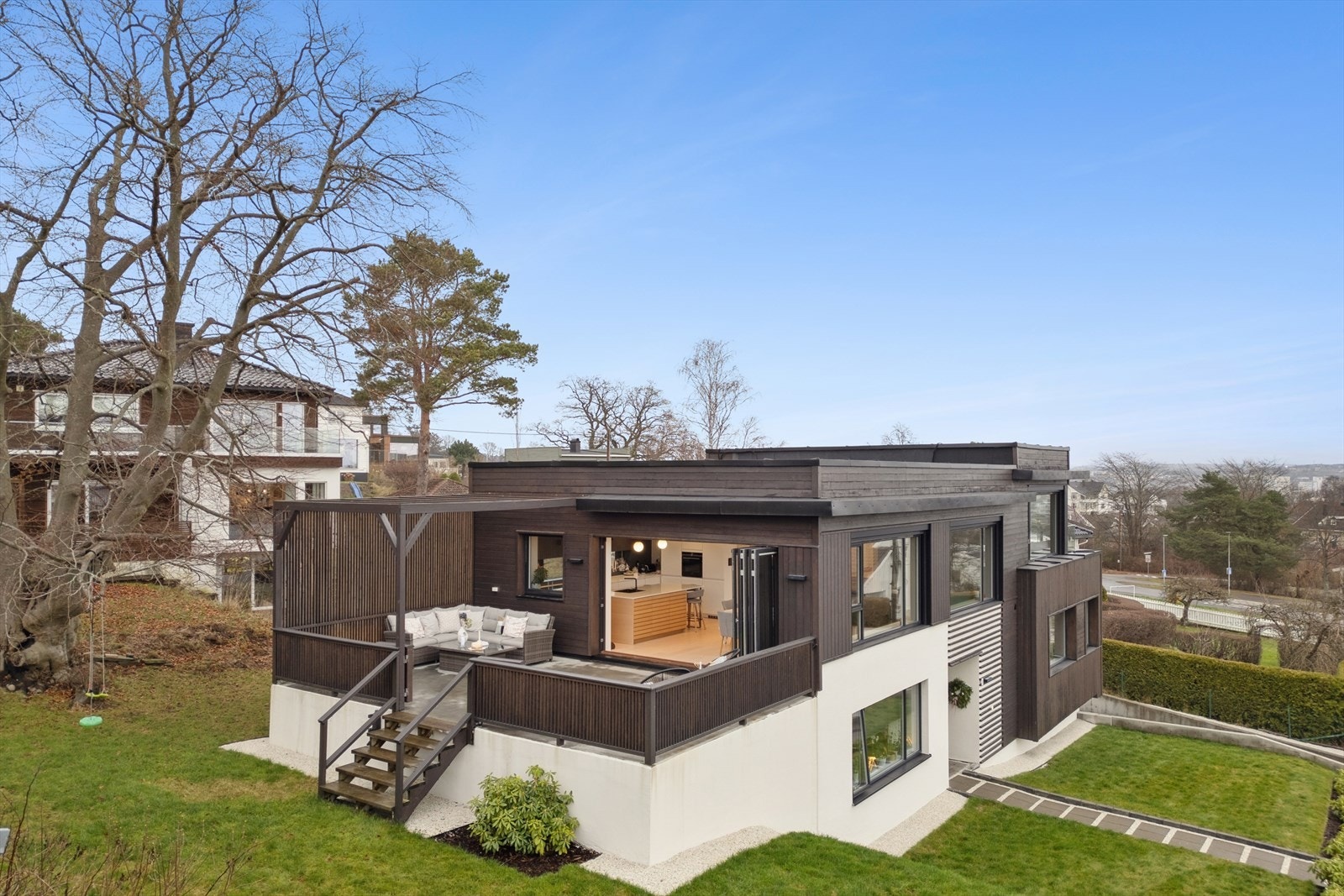 Arkitekttegnet villa med sjøutsikt - designet for sollys og romfølelse hele dagen. Galleribilde