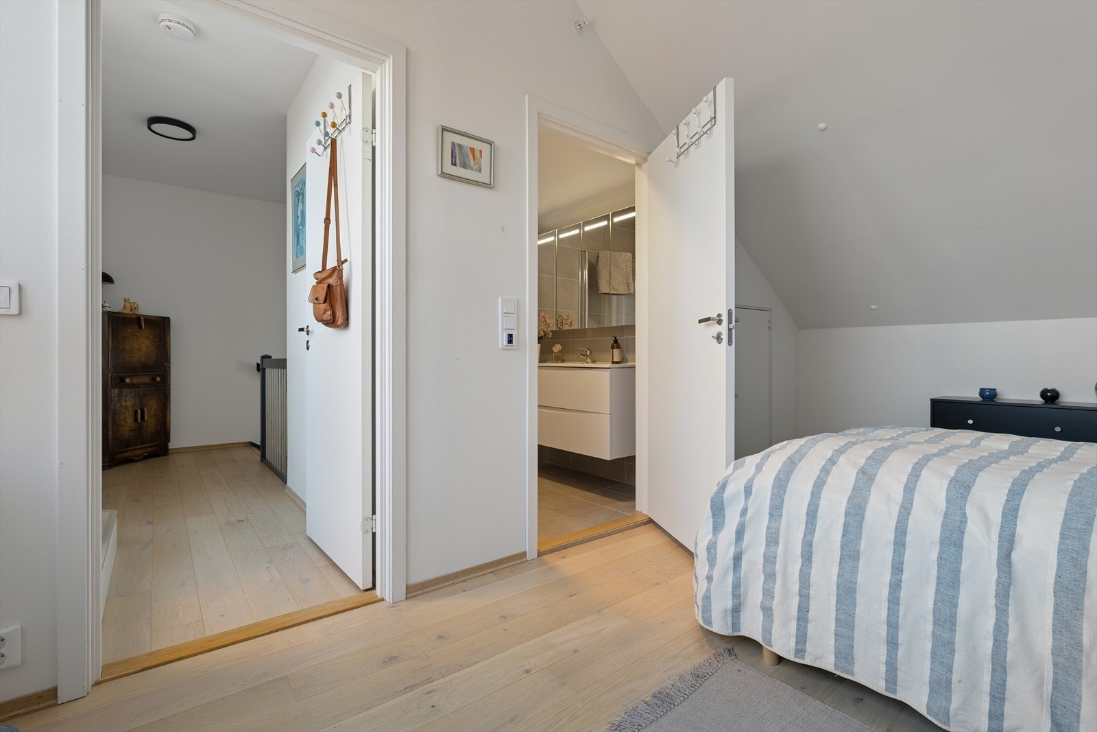 Badet ligger praktisk tilknyttet hovedsoverommet i 3. etasje. Galleribilde