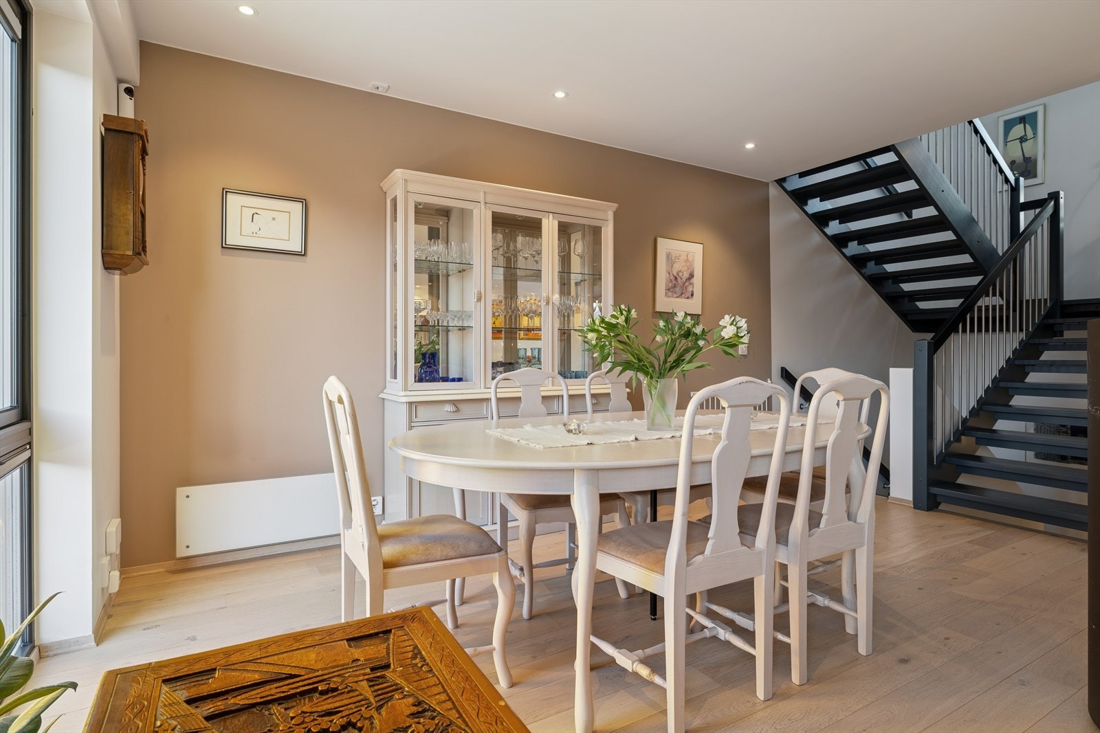 Lyst og innbydende spiseområde med god plass til hele familien. Galleribilde