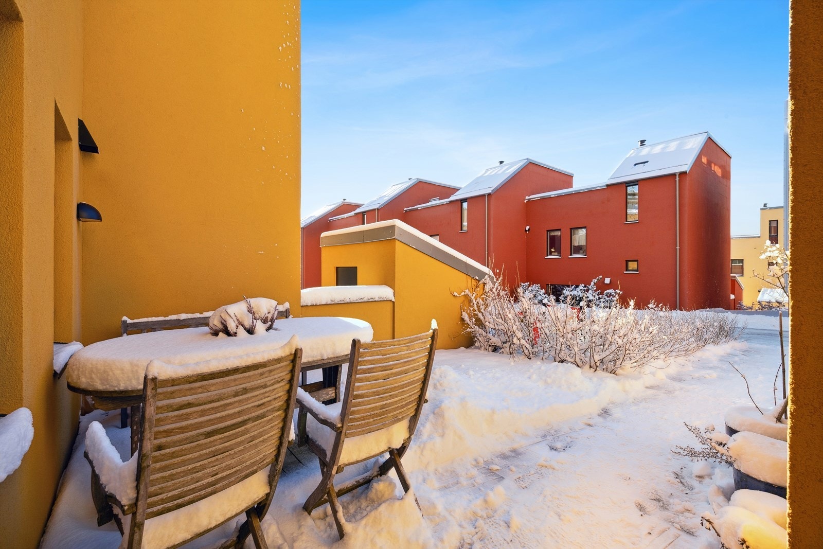 Koselig inngangsparti med god plass og mulighet for å skape en innbydende sittegruppe. Galleribilde