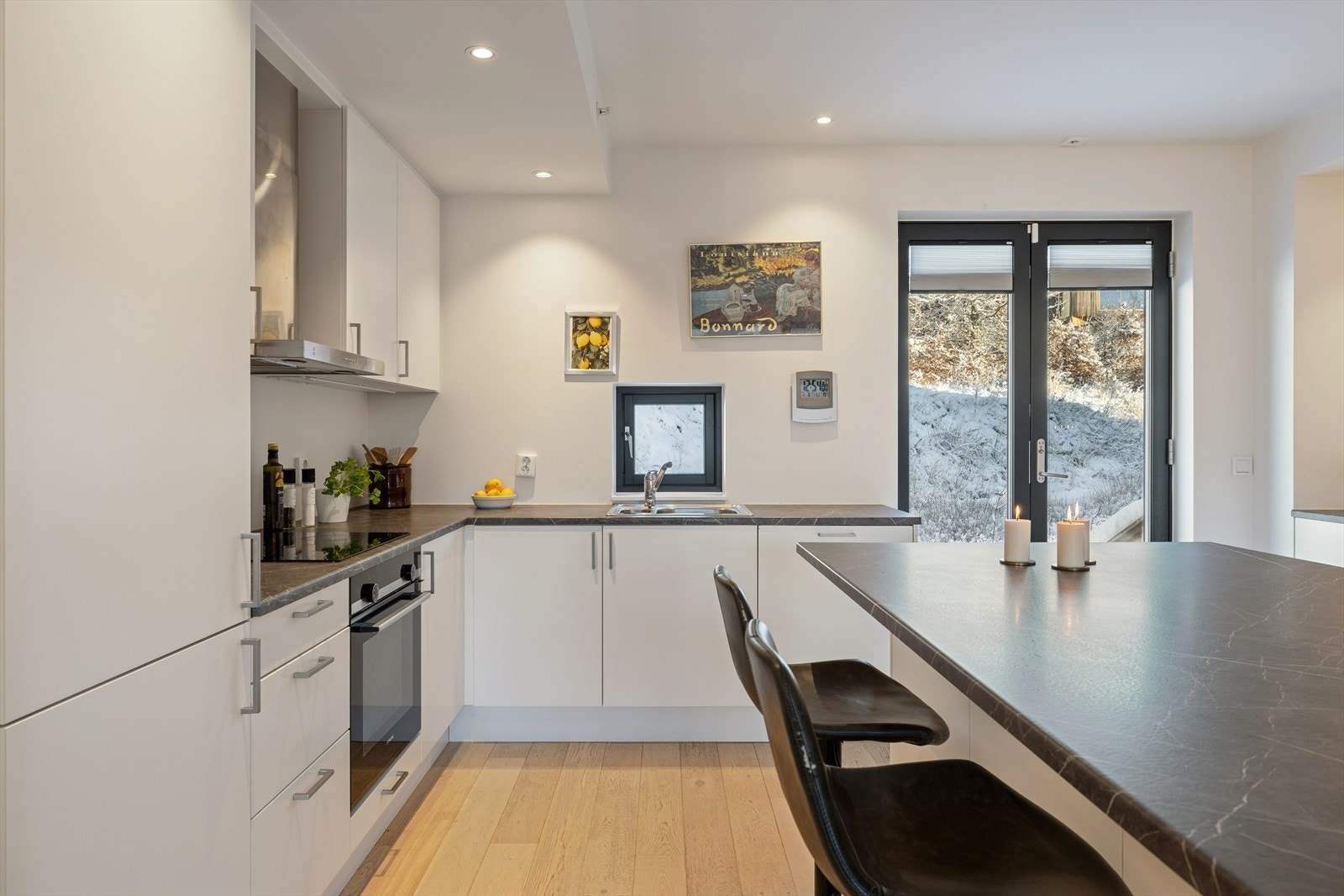 Kjøkkenet er integrert med komfyr, platetopp, kjøl-/fryseskap og oppvaskmaskin. Galleribilde