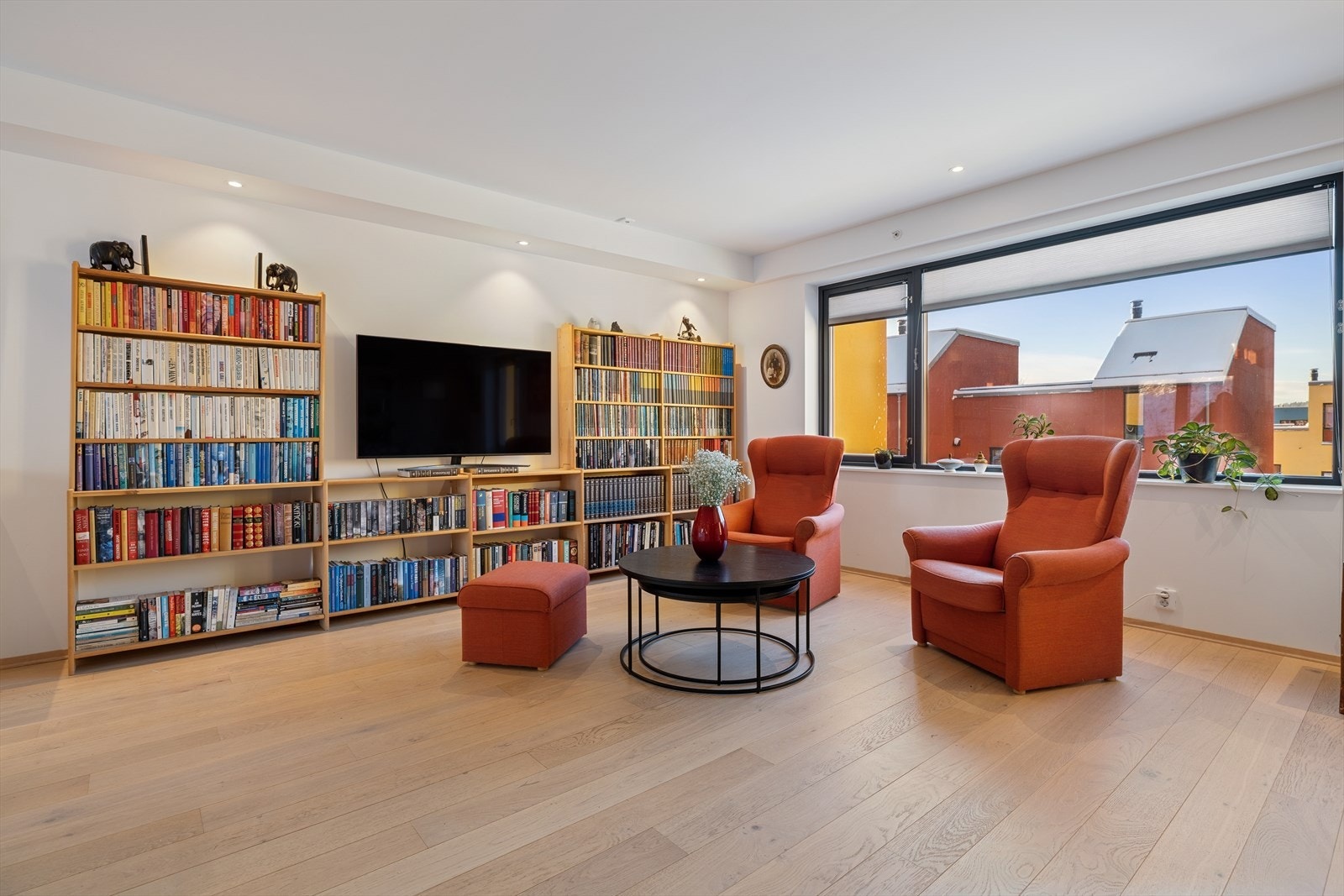 Her er det rikelig med plass til å skape en hyggelig sittegruppe . Perfekt for filmkvelder, avslapning og gode stunder med familien Galleribilde