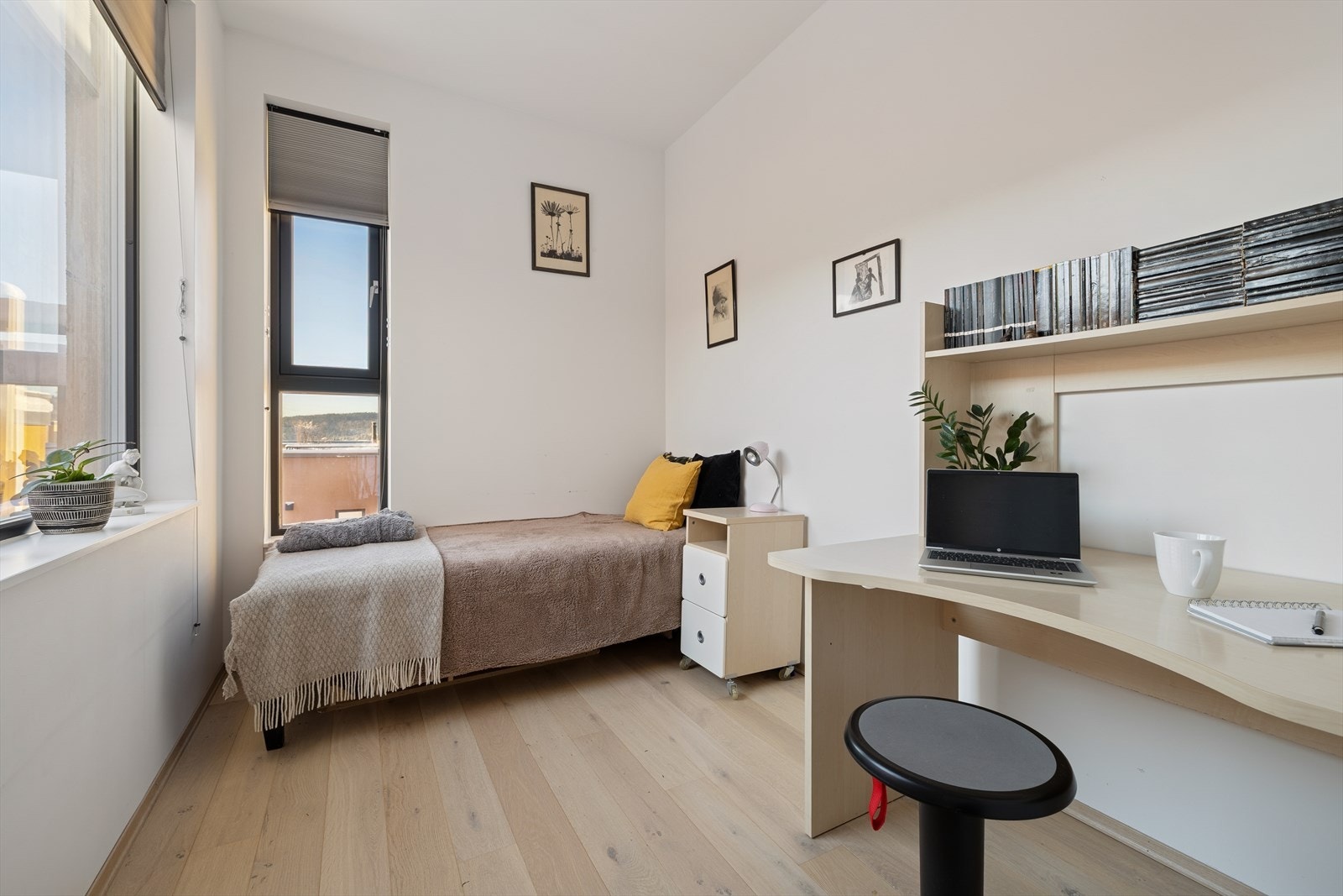 Lyst soverom med store vindusflater som gir godt lysinnslipp og en luftig atmosfære. Galleribilde