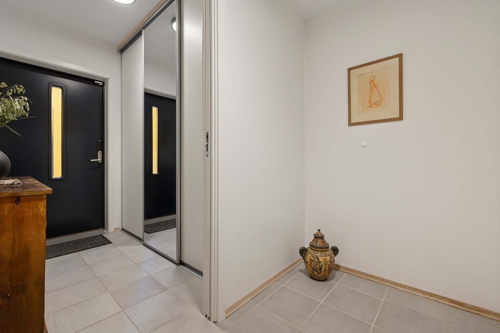 Velkommen inn ønskes av en lys og oversiktlig entré med god plass og et flott garderobeskap. Galleribilde