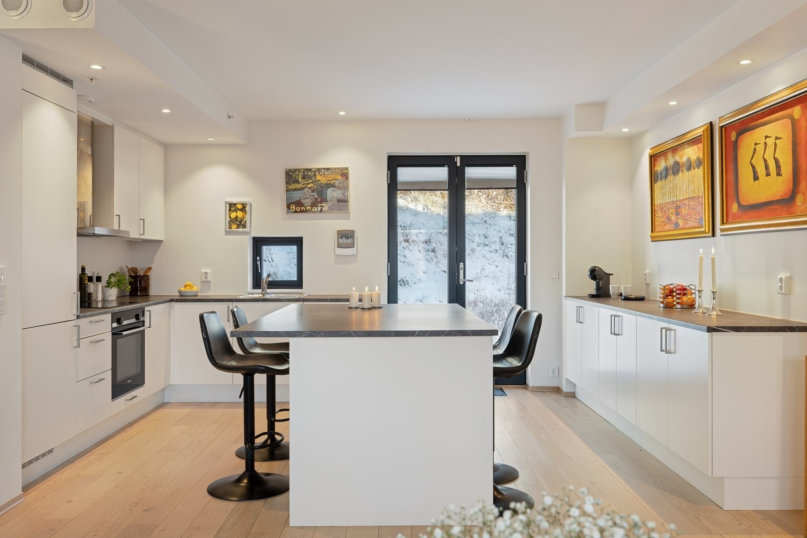 Elegant og funksjonell kjøkkenøy som gir ekstra arbeidsplass og en naturlig sosial sone. Galleribilde