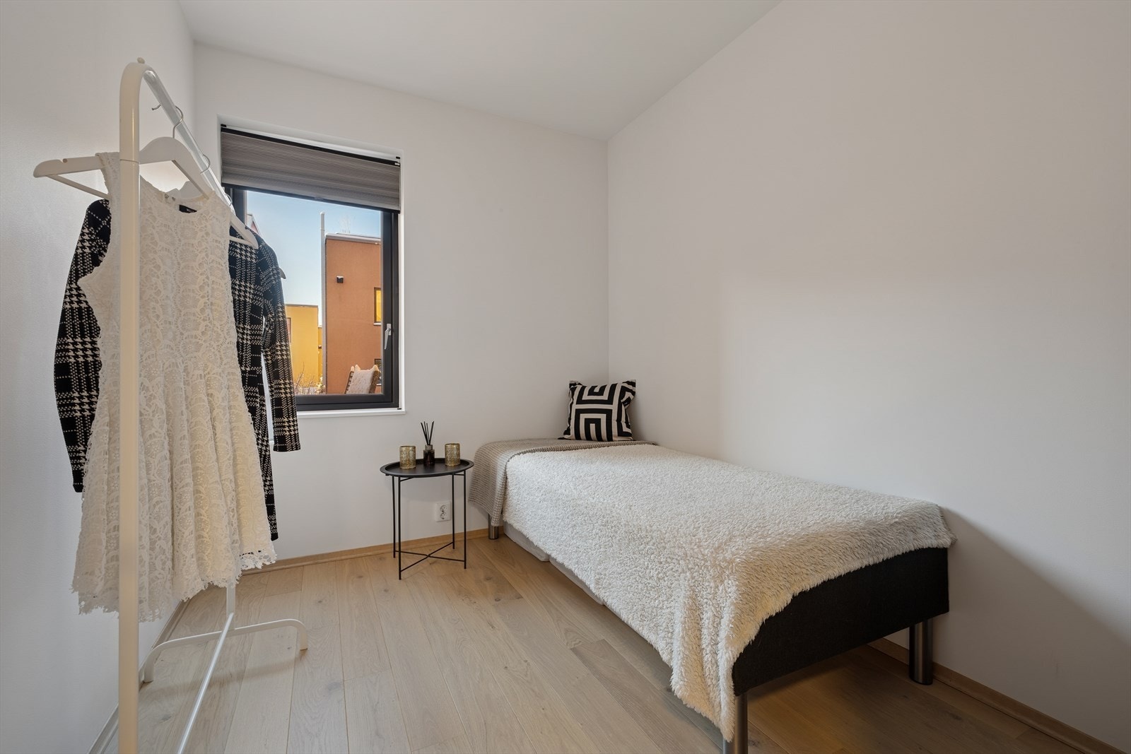 Soverommene i 1. etasje er lyse og praktiske med god plass til seng og diverse møblement. Galleribilde