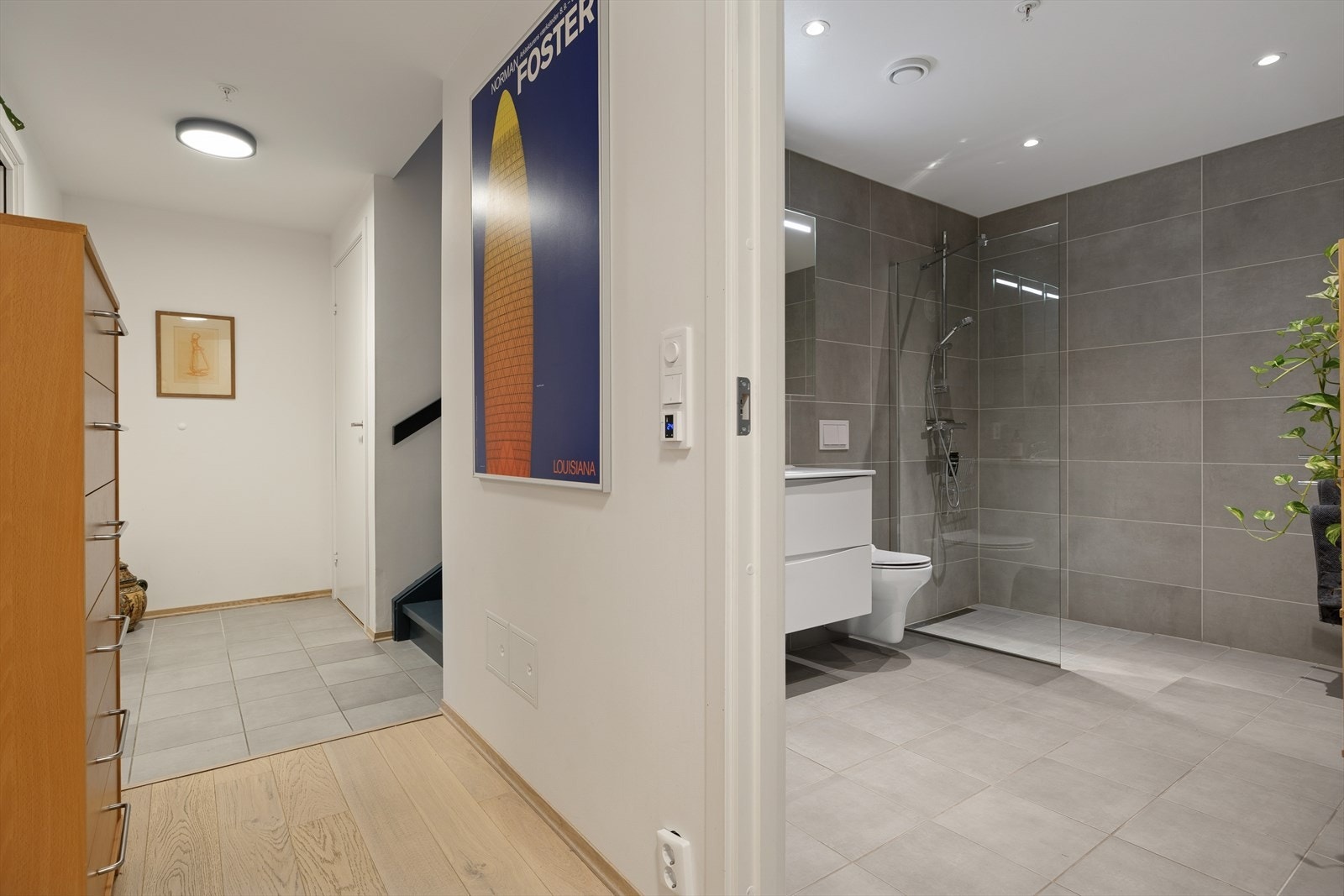 Fra entréen kommer du videre inn i gangen, som fungerer som en praktisk romfordeler i boligens første etasje. Galleribilde