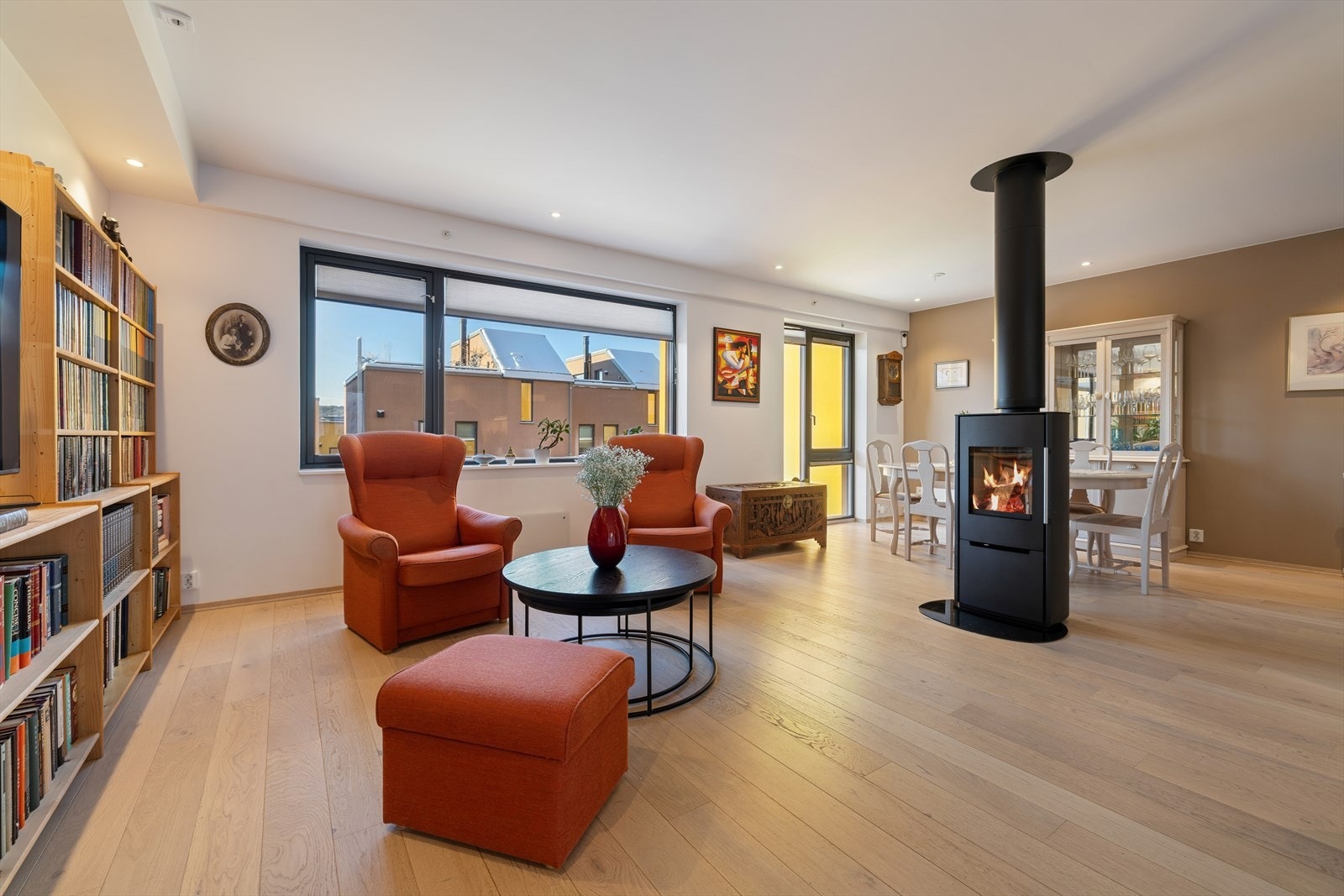 Stuen og spisestuen ligger i en åpen løsning som gjør det enkelt å skape ulike soner. Galleribilde