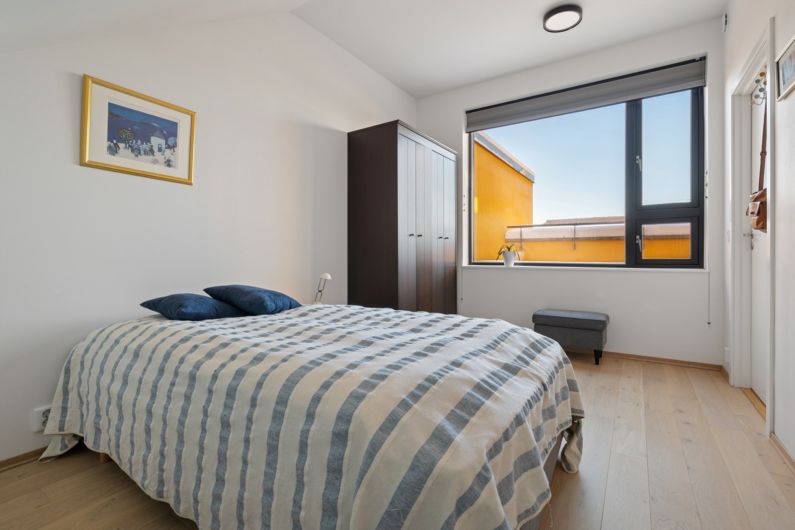 Hovedsoverommet er av god størrelse. Her er det god plass til dobbeltseng og diverse møblement. Galleribilde