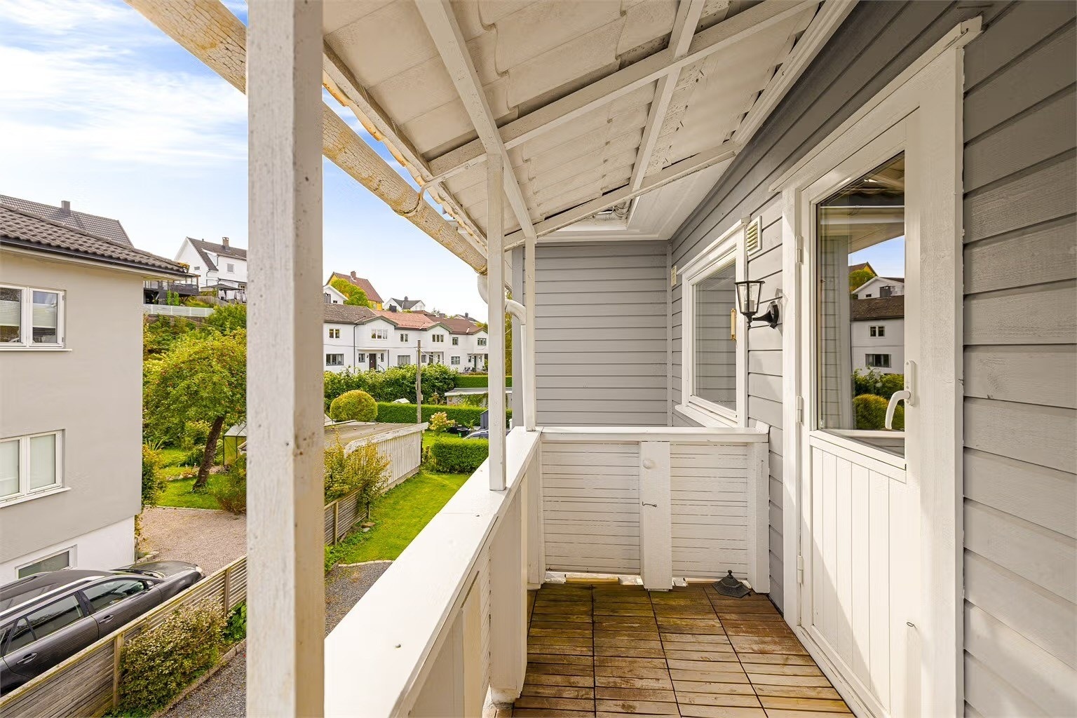 Balkong med adgang fra leiligheten. Perfekt for en morgenkaffe eller for å tørke klesvask. Galleribilde