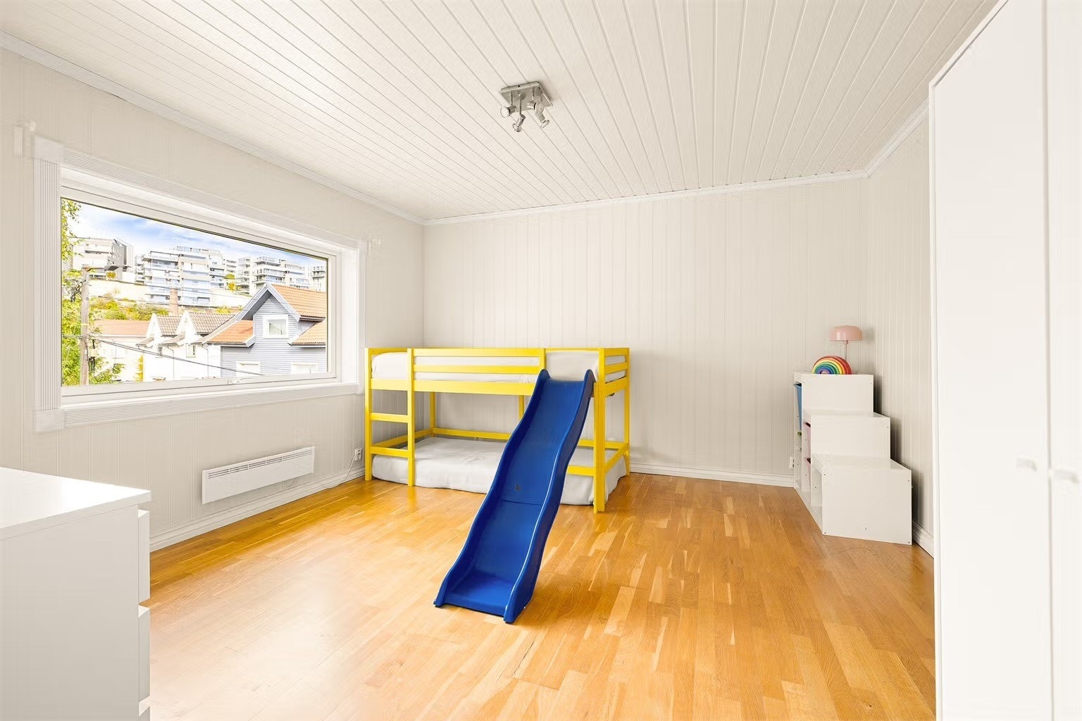 Stue2/Soverom2. Stort rom med direkte tilknytning til stuen, som enten kan brukes som et ekstra soverom eller som en stue nr. 2. Galleribilde