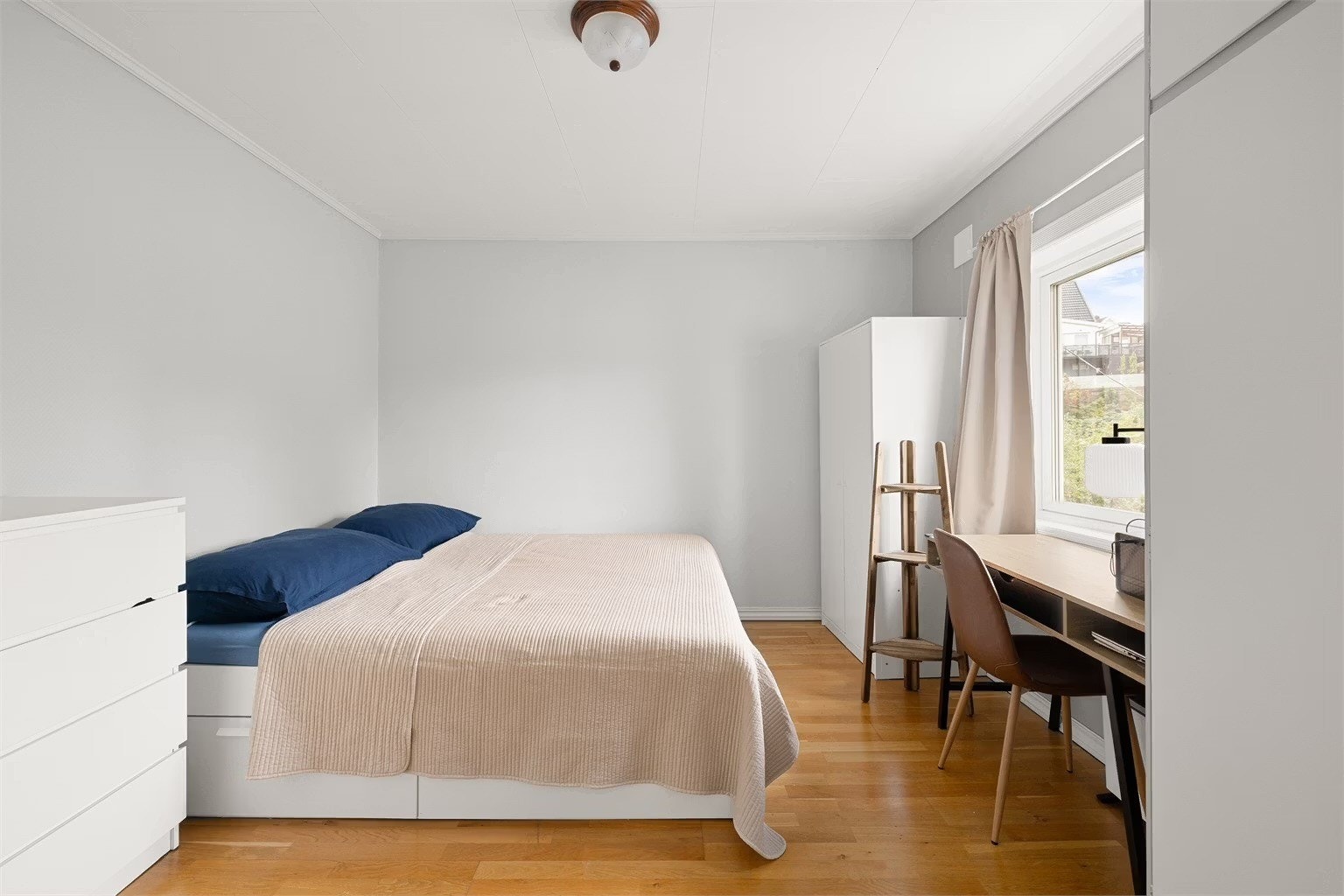 Soverom 1 er romslig med god plass til dobbeltseng. Galleribilde