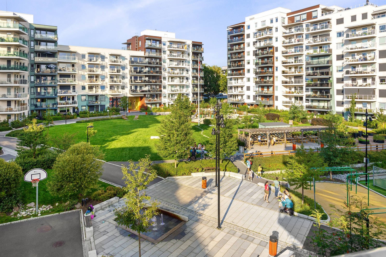 Atriumet er pent opparbeidet med lekeplass, sittesoner og beplantning. Galleribilde