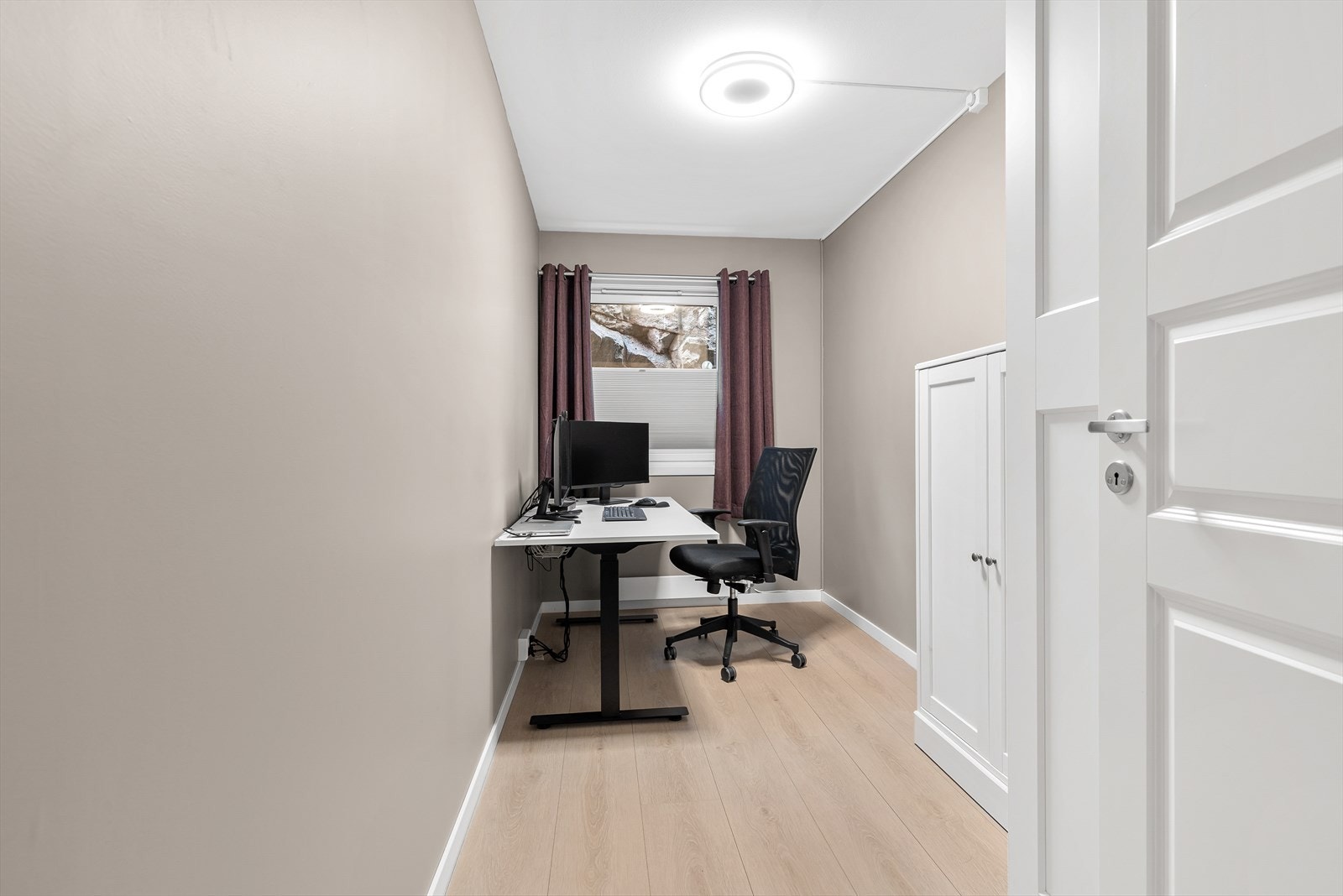 Soverom 3 benyttes i dag som et fint hjemmekontor. Rommet egner seg også godt som et lite barnerom. Galleribilde