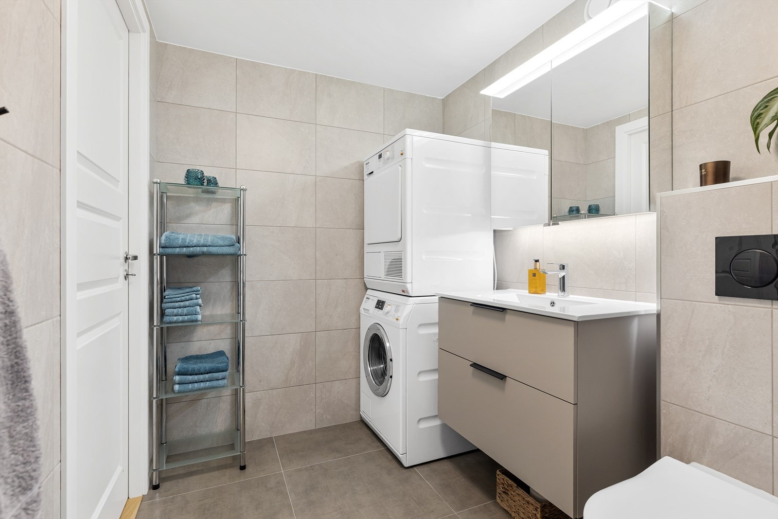 Her er det god plass til vaskemaskin. Galleribilde