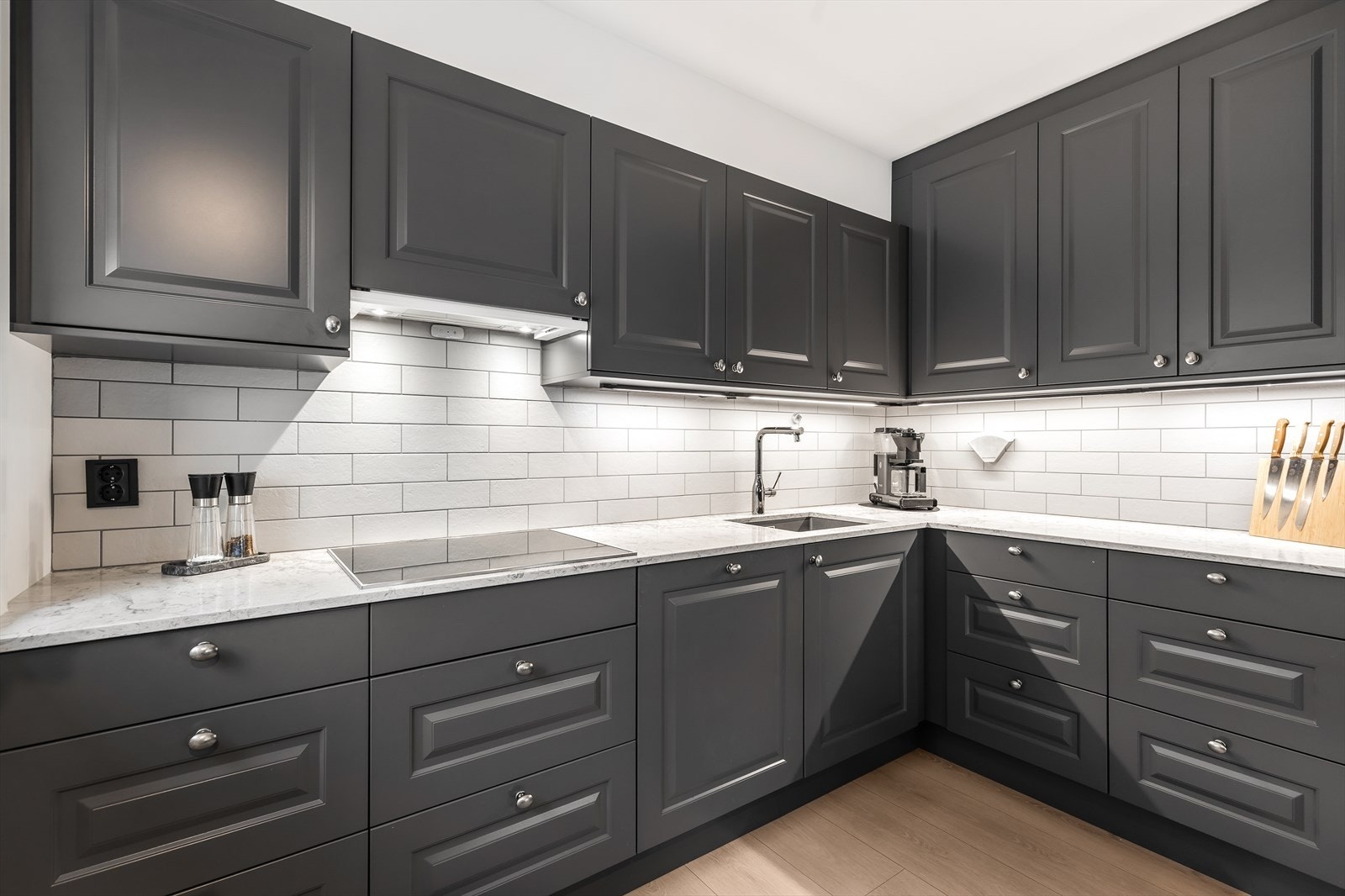 Her er det mye benk- og skapplass i innredningen. Galleribilde