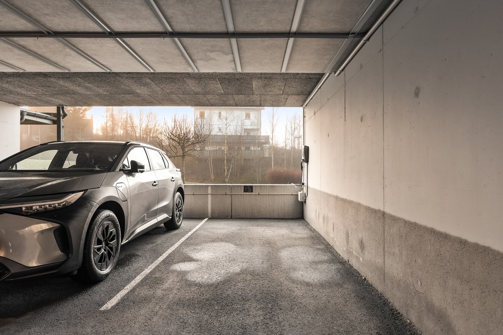 Biloppstillingplass med lader. Galleribilde