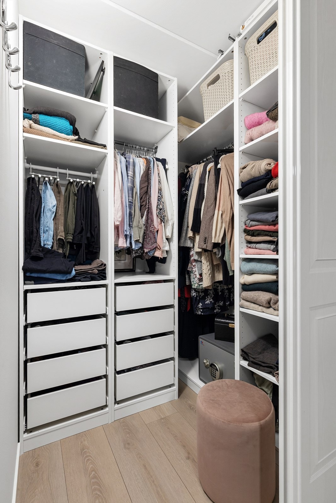 Stor garderobeplass. Safen medfølger ikke. Galleribilde