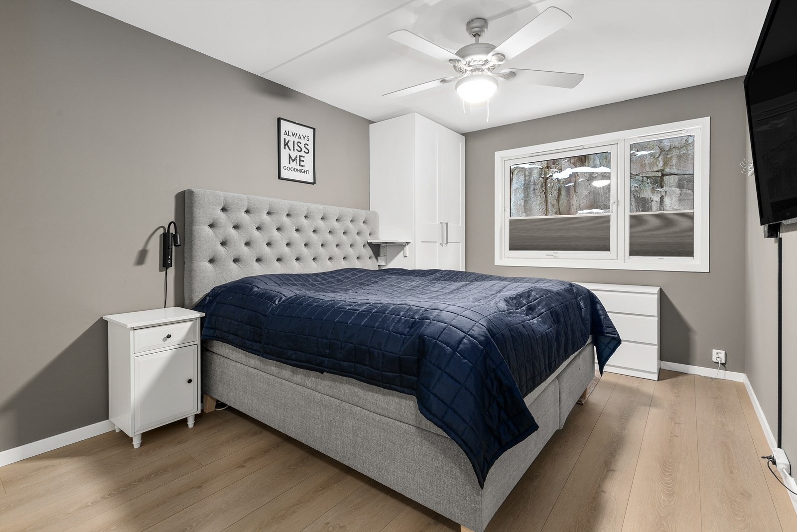 Romslig hovedsoverom med garderobeskap. Galleribilde