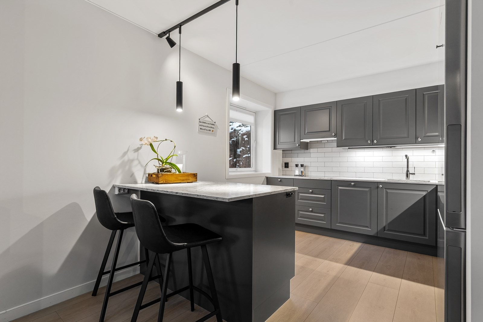 Pent og praktisk kjøkken med profilert innredning, hvitevarer medfølger. Galleribilde