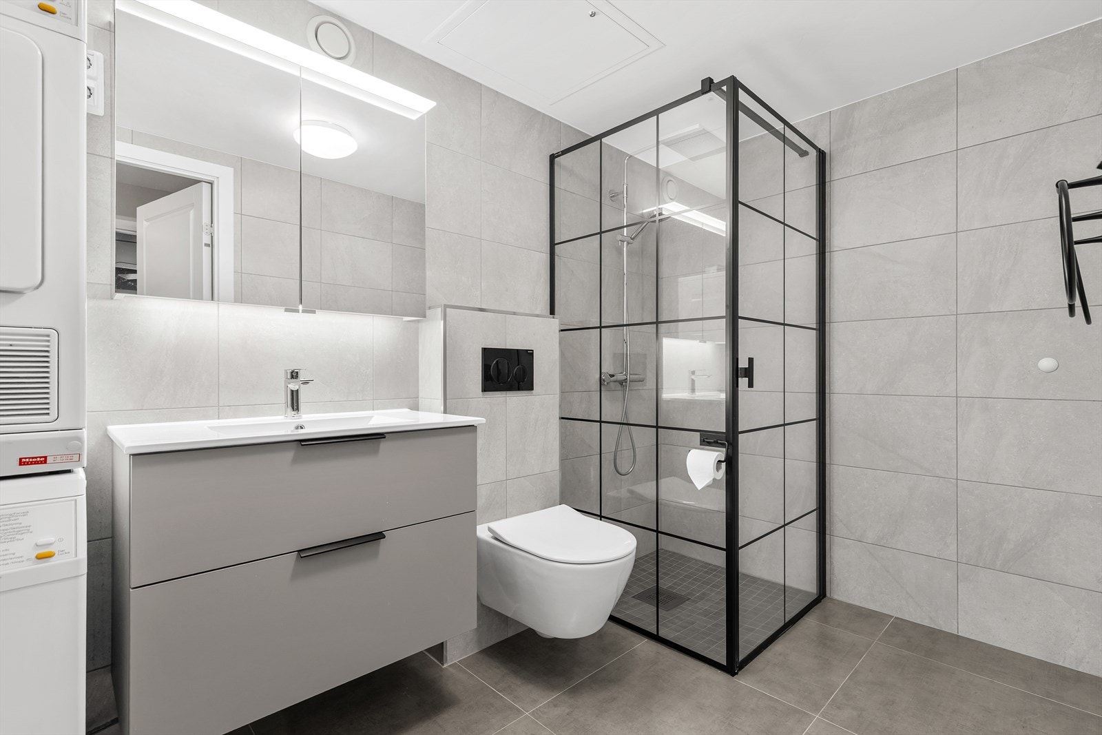 Delikat, flislagt baderom fra 2021. Galleribilde