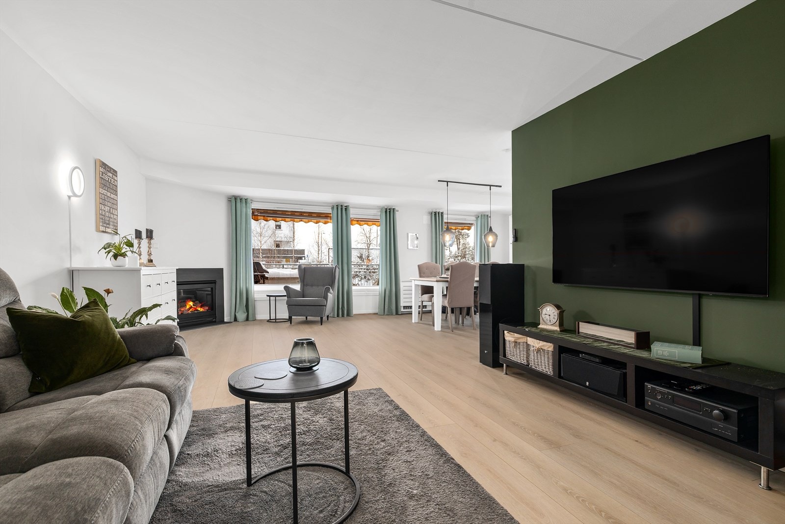 Stor stue/spisestue med gasspeis. Galleribilde