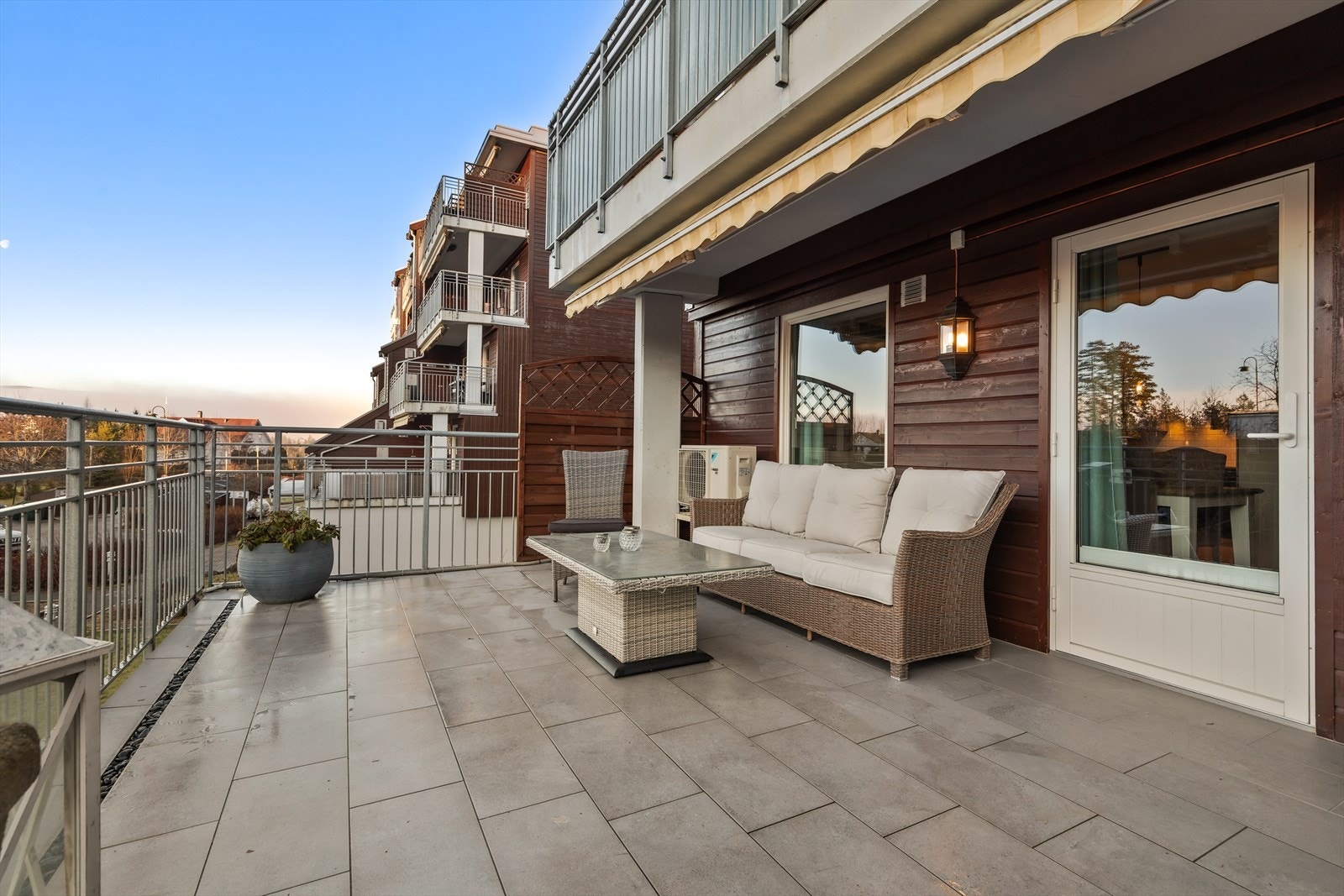 Her kan man trekke seg tilbake under litt tak og levegg på siden. Galleribilde