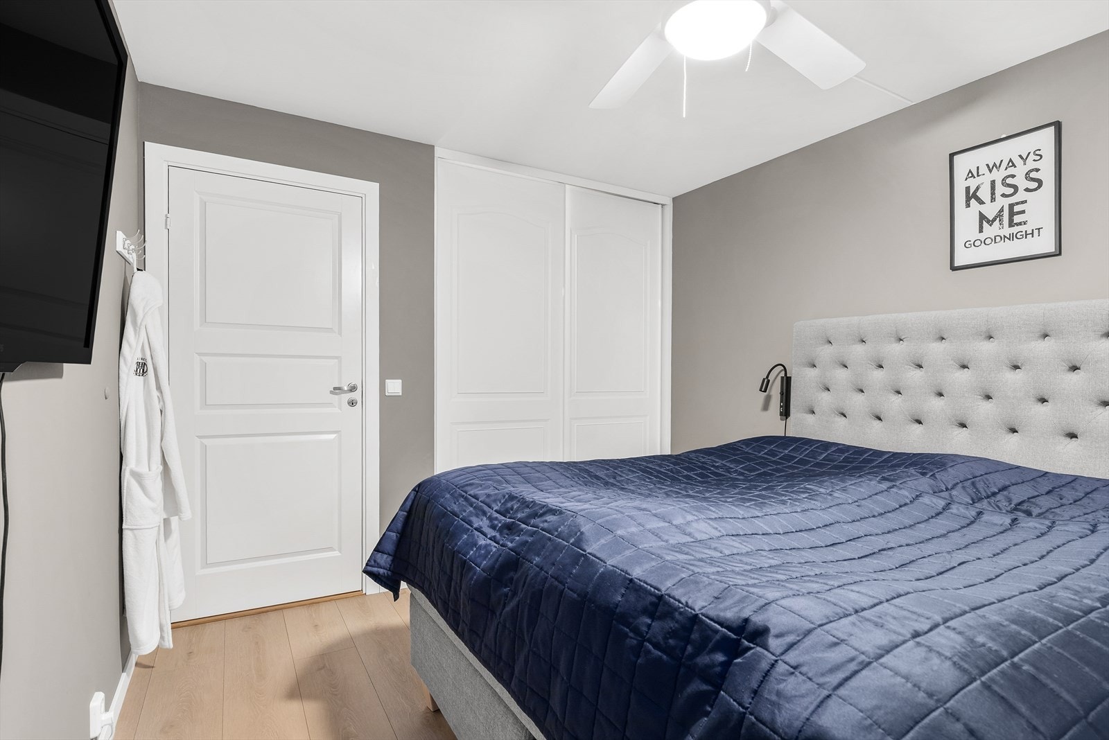 Dette rommet har stort og praktisk walk-in-closet med innredning. Galleribilde