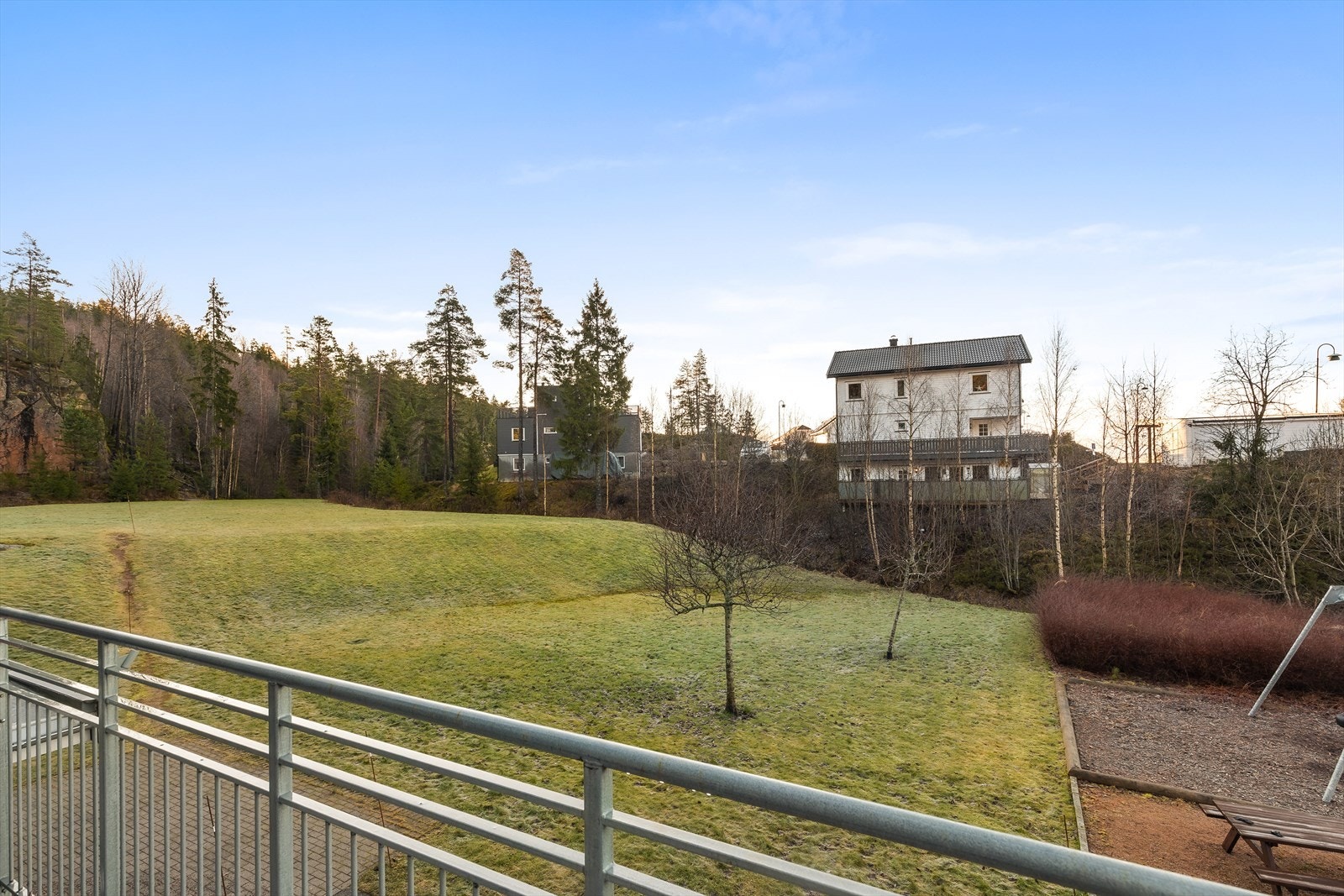 Pene fellesarealer. Det er gjesteparkering rett utenfor. Galleribilde