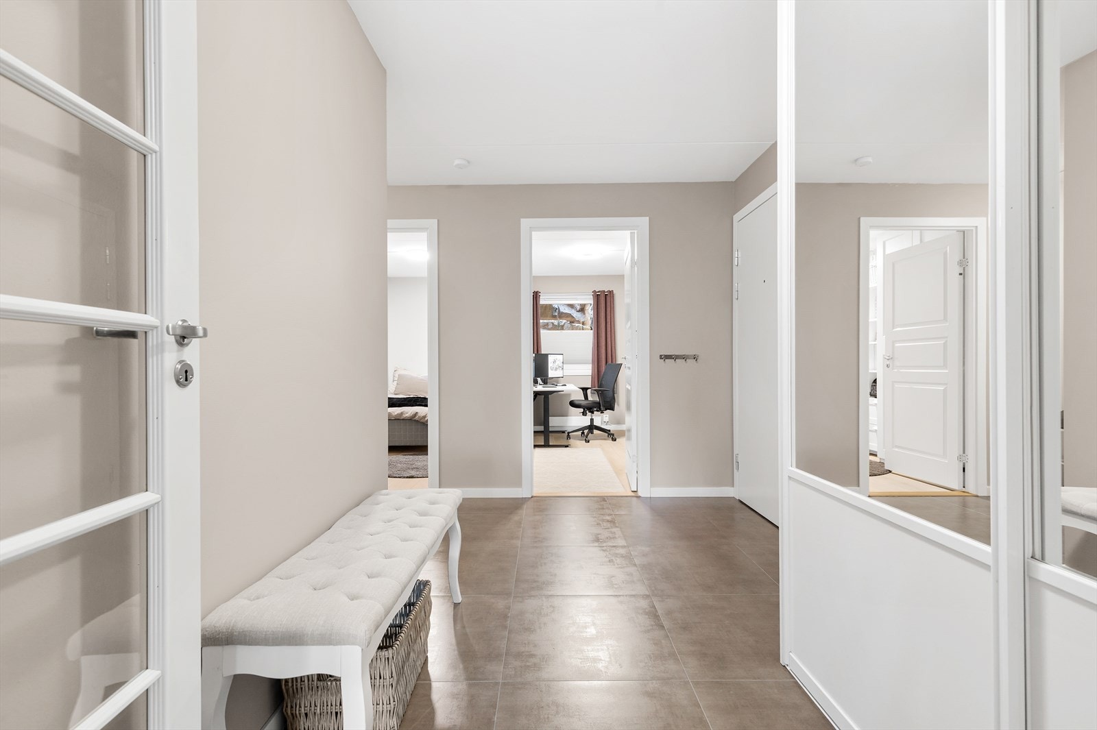 Fin glassdør mellom entrè og stue. Galleribilde