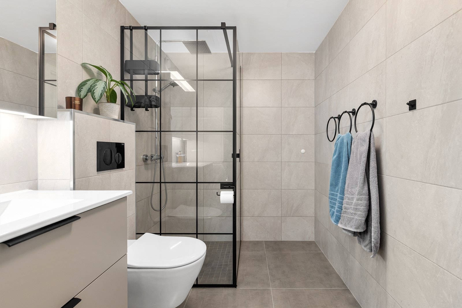 Pen og moderne innredning med skuffer og speilskap. Galleribilde