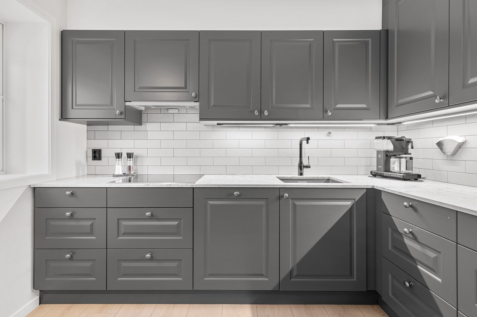 Profilert innredning med fliser mellom over-og underskap. Galleribilde