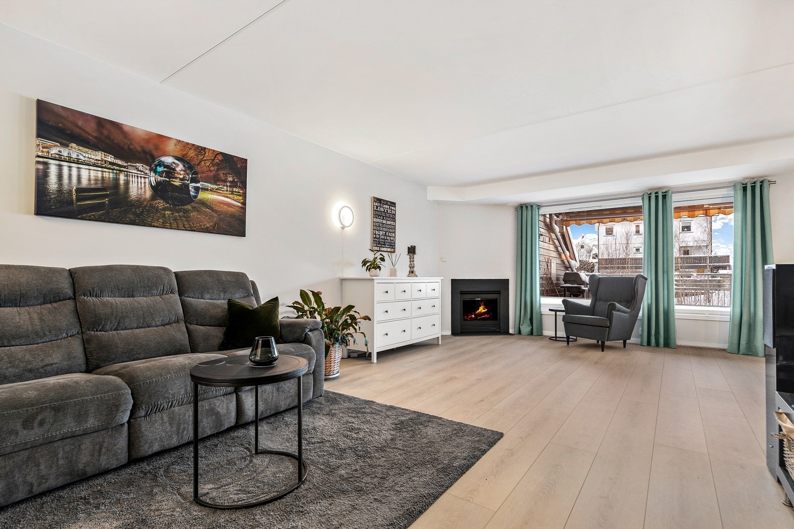 Stuen har lyse overfalter og nyere gulv. Galleribilde