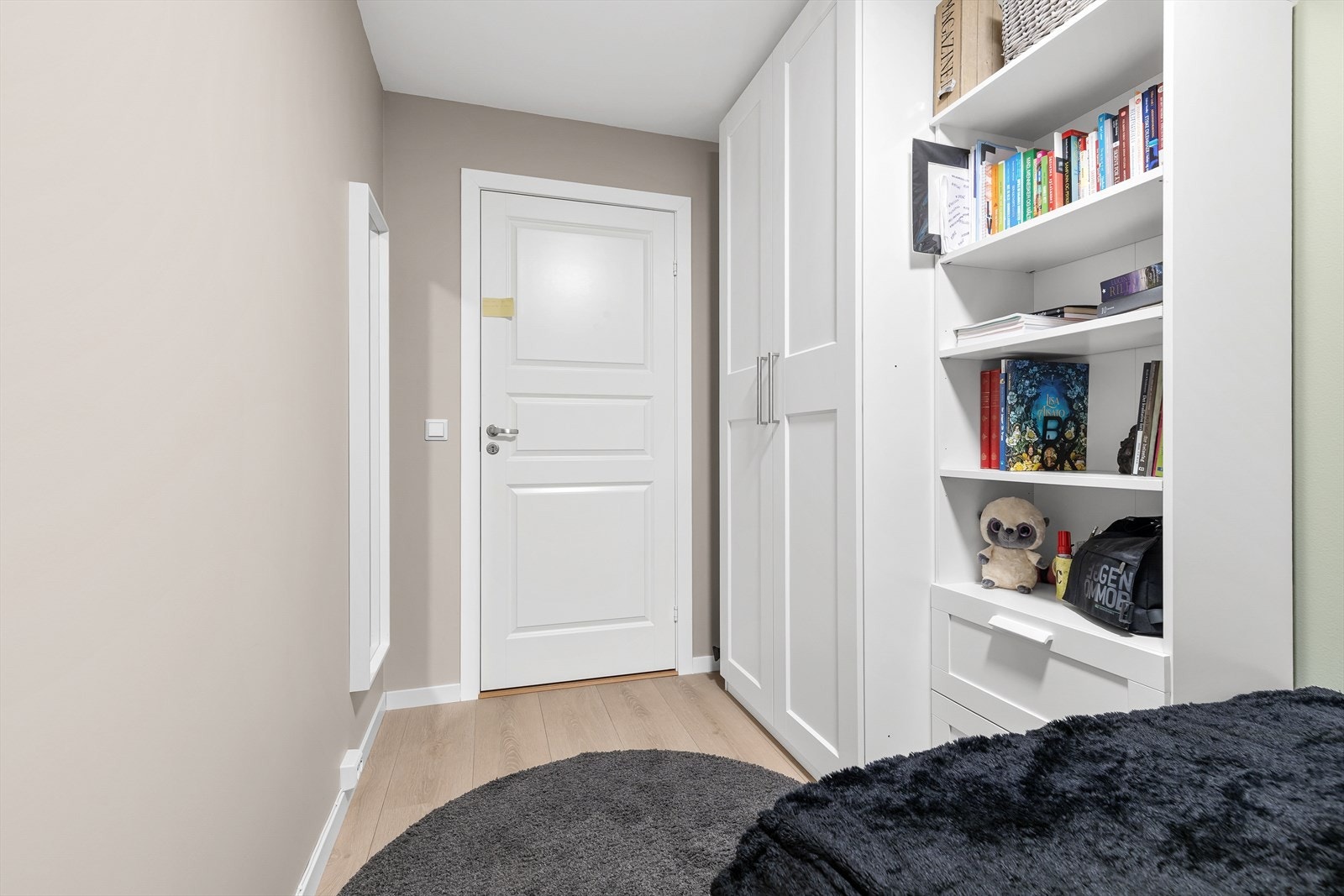 Dette rommet har også garderobeskap. Galleribilde