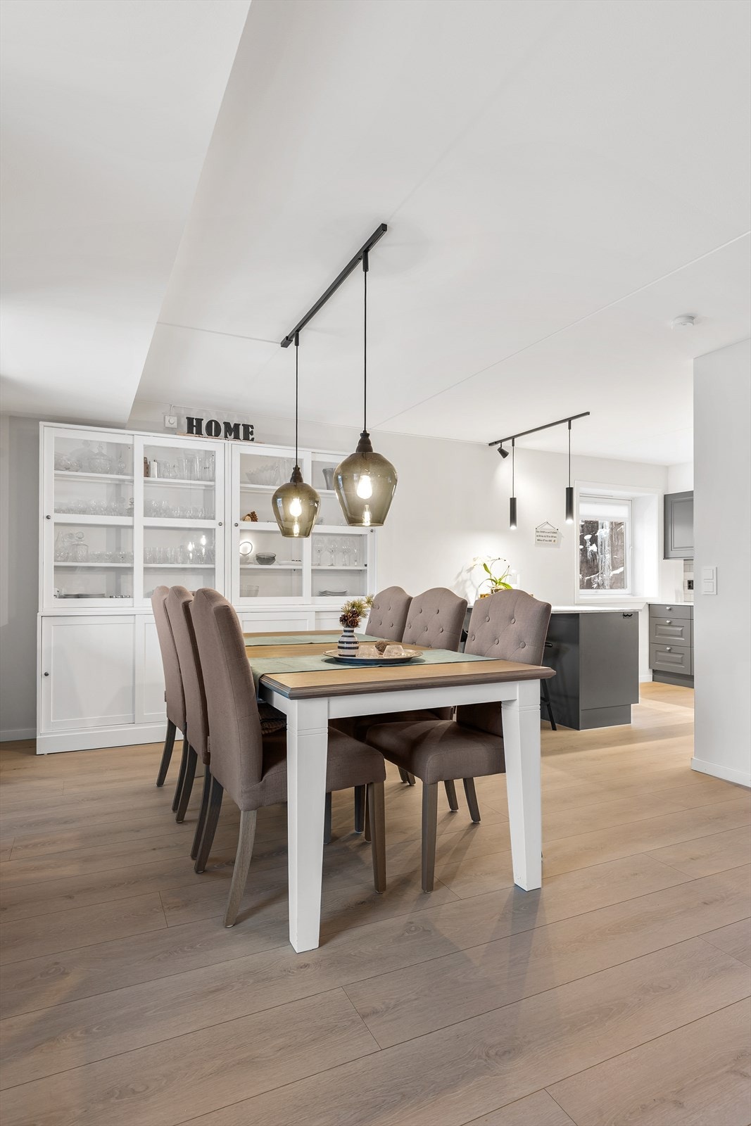 Lampen over spisebord medfølger ikke. Galleribilde