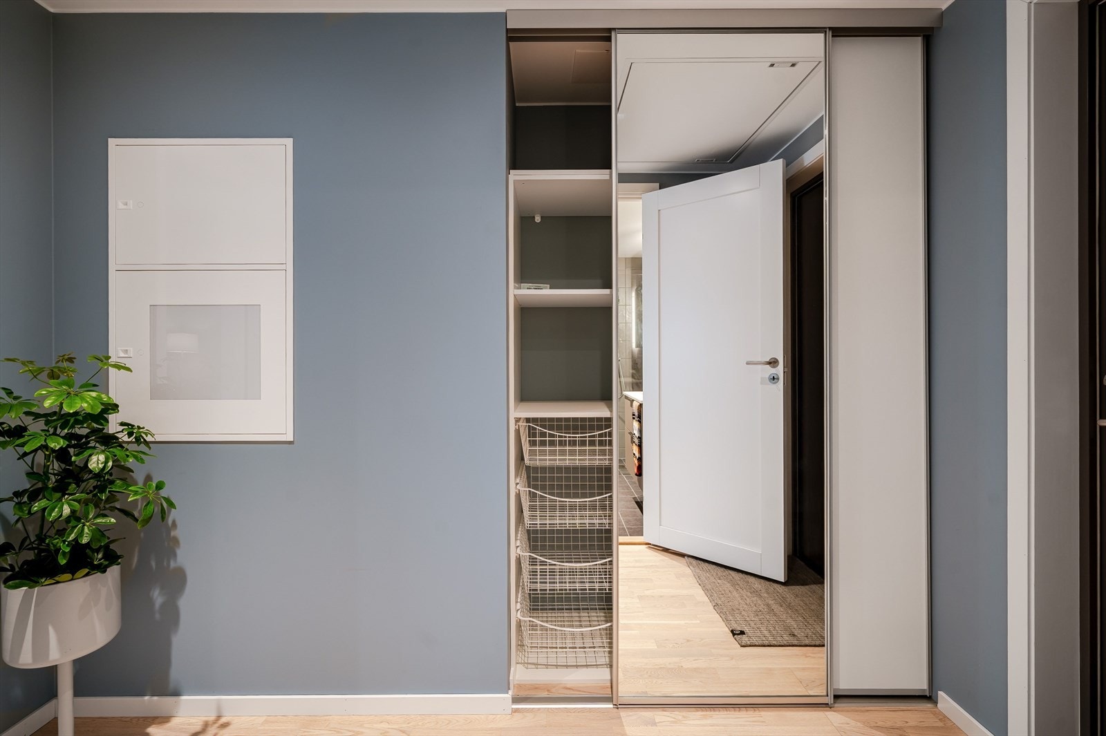 Innbydende entré med skyvedørsgarderobe. Galleribilde