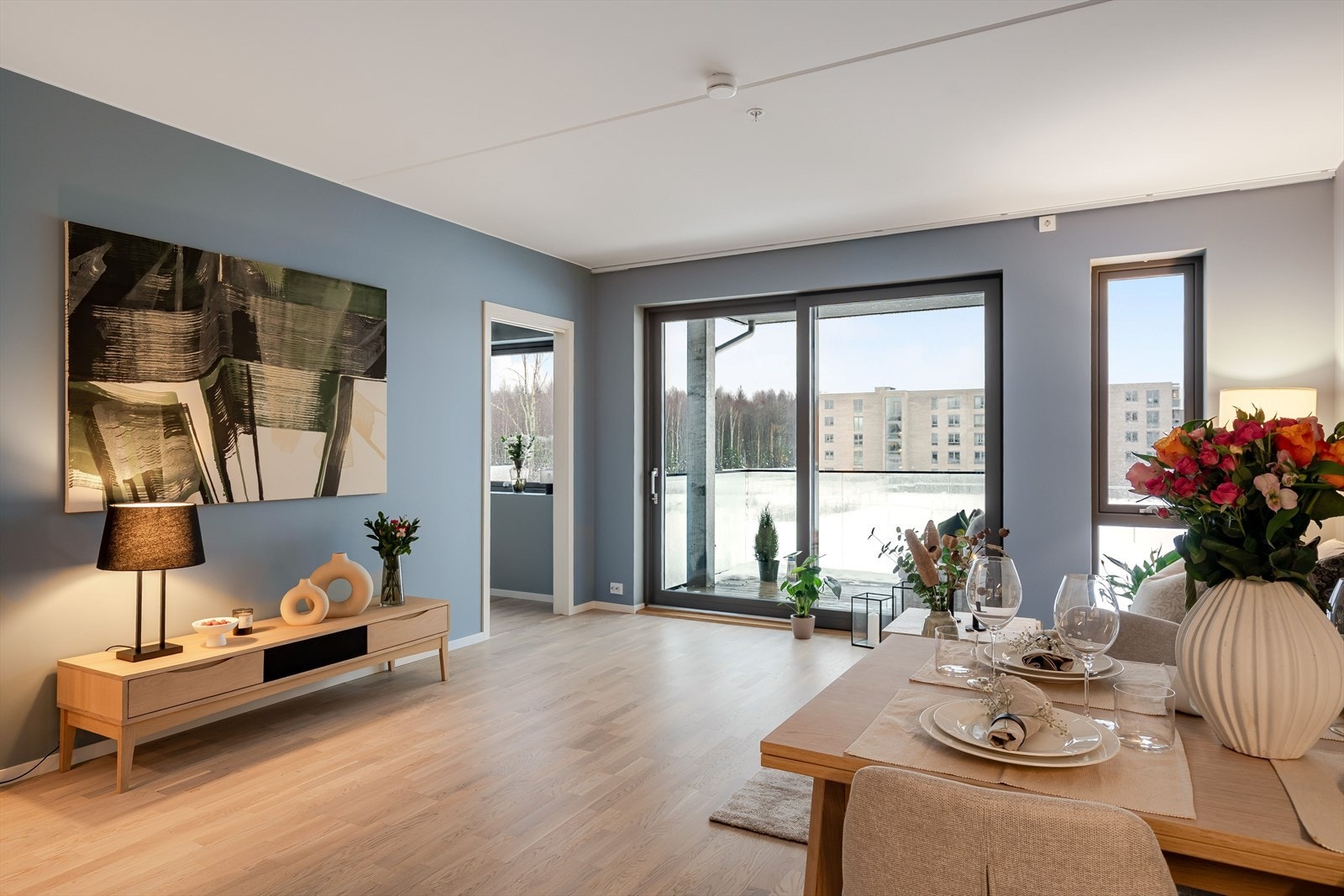 Stue med store vindusflater som gir mye naturlig lysinnslipp. Galleribilde