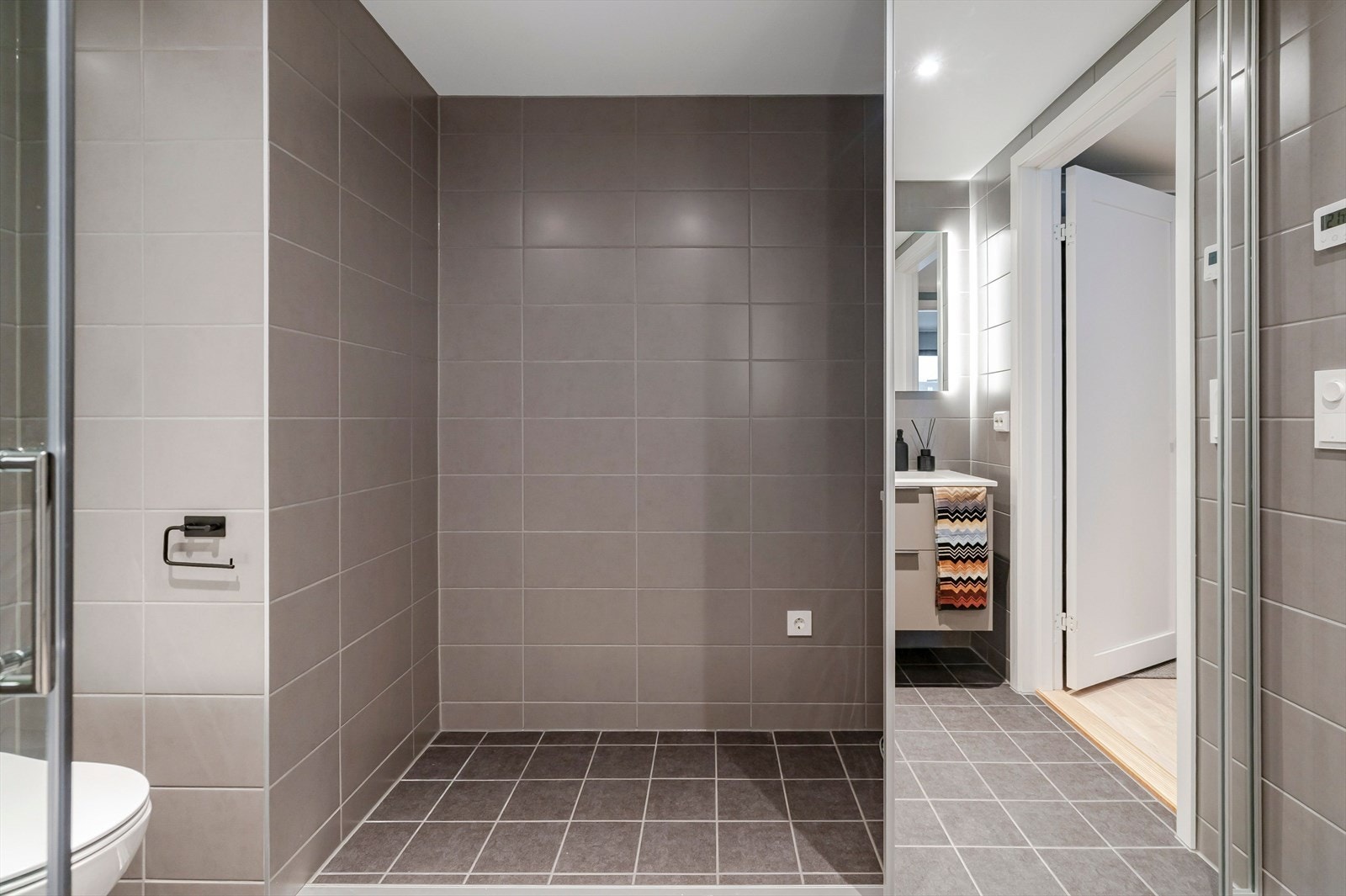 Vaskemaskin, tørketrommel og klestørk er praktisk skjult bak skyvedører. Galleribilde