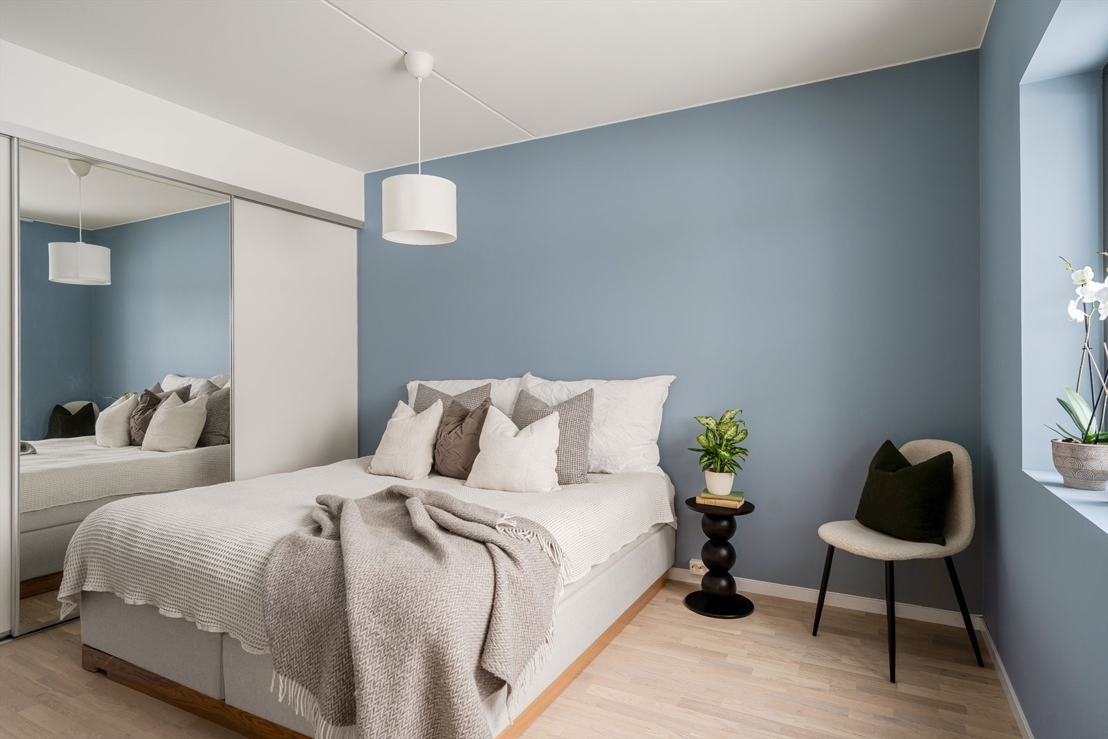 Romslig soverom med stor skyvedørsgarderobe og god plass til dobbeltseng og nattbord. Galleribilde