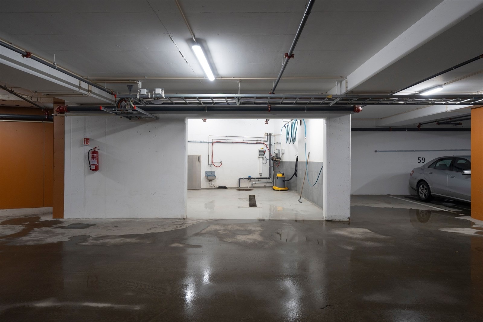 Sameiet har helt egen vaskehall utstyrt med høytrykkspyler, støvsuger, oppheng for vask av gulvmatter m.m. Galleribilde