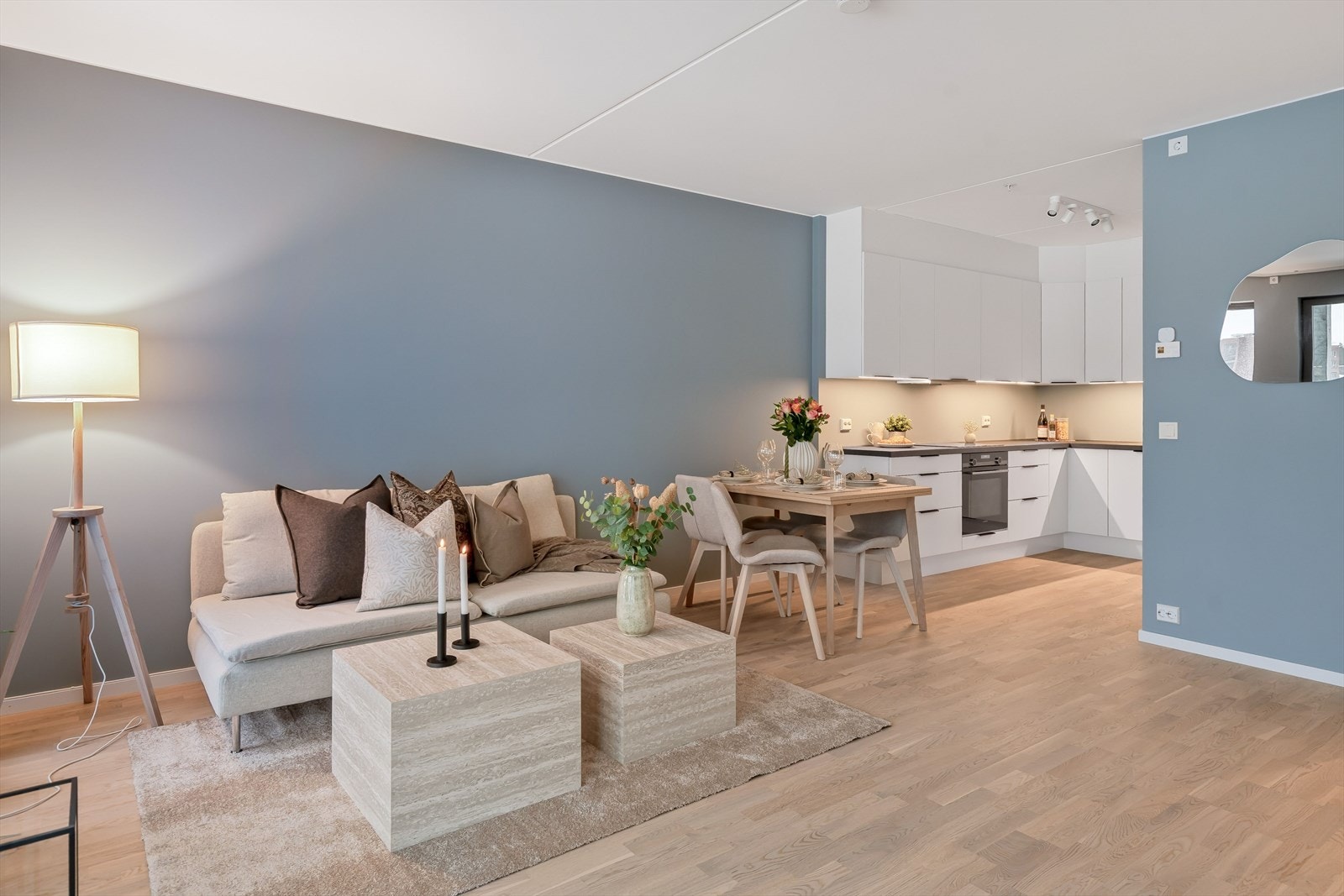 Kjøkken og stue i åpen løsning som skaper et sosialt allrom. Galleribilde