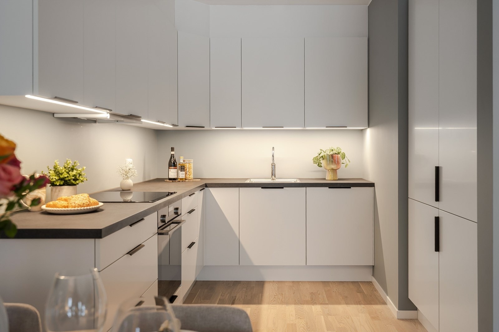 HTH kjøkkeninnredning med mye skap- og benkeplass. Kjøkkenet er utstyrt med integrerte hvitevarer. Galleribilde