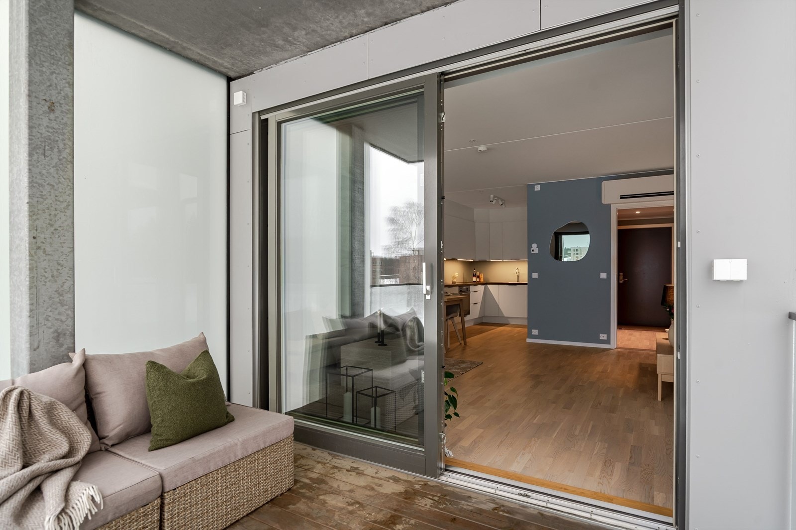 Skyvedør til balkongen som binder stuen og balkongen sammen. Galleribilde