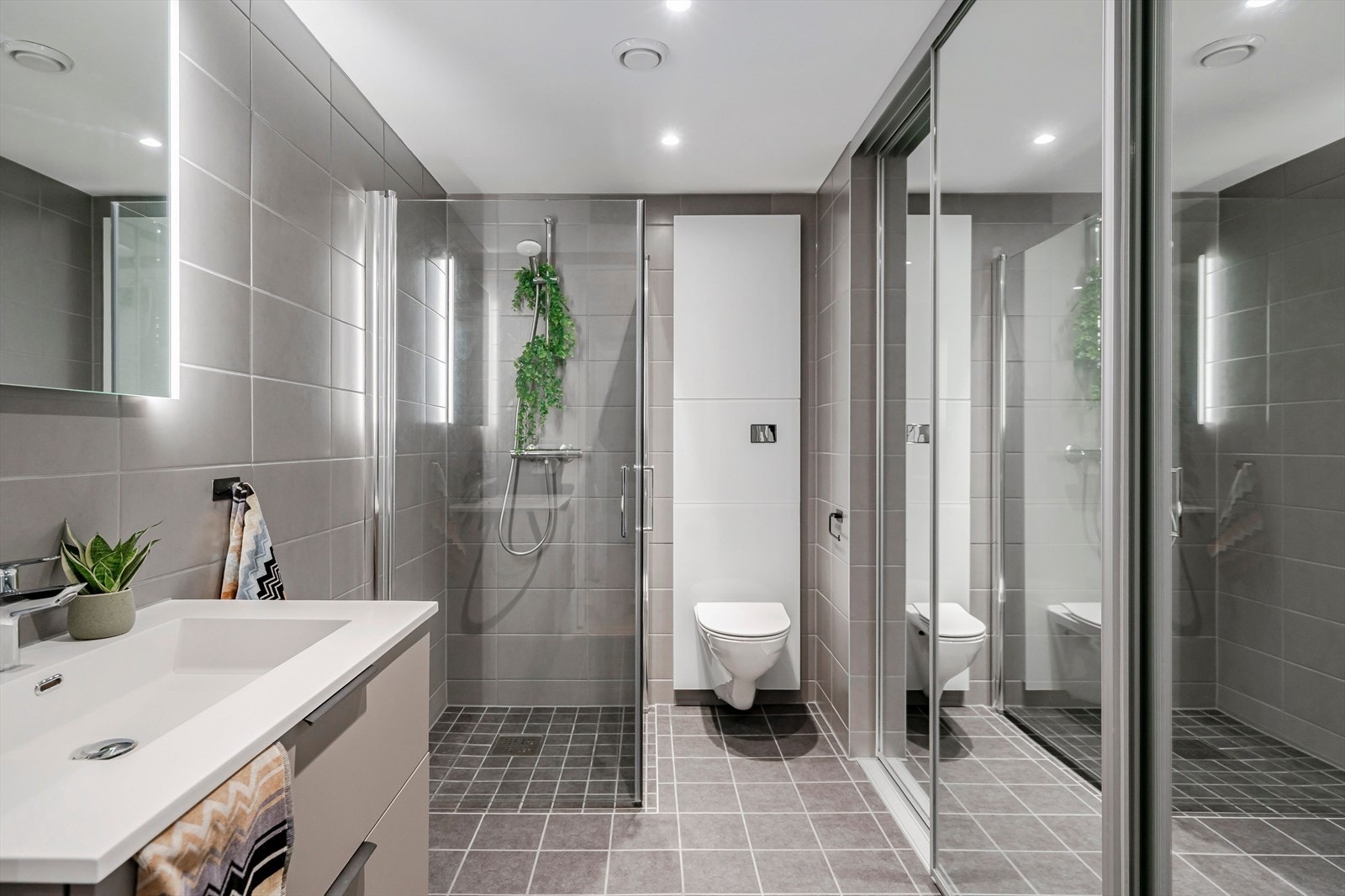 Meget romslig flislagt bad med downlights og vannbåren gulvvarme. Galleribilde