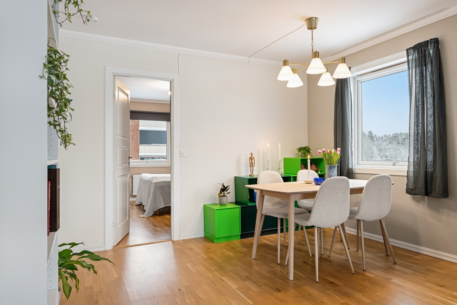 Her har man god plass til å dekke langbord og invitere venner og familie på besøk. Galleribilde