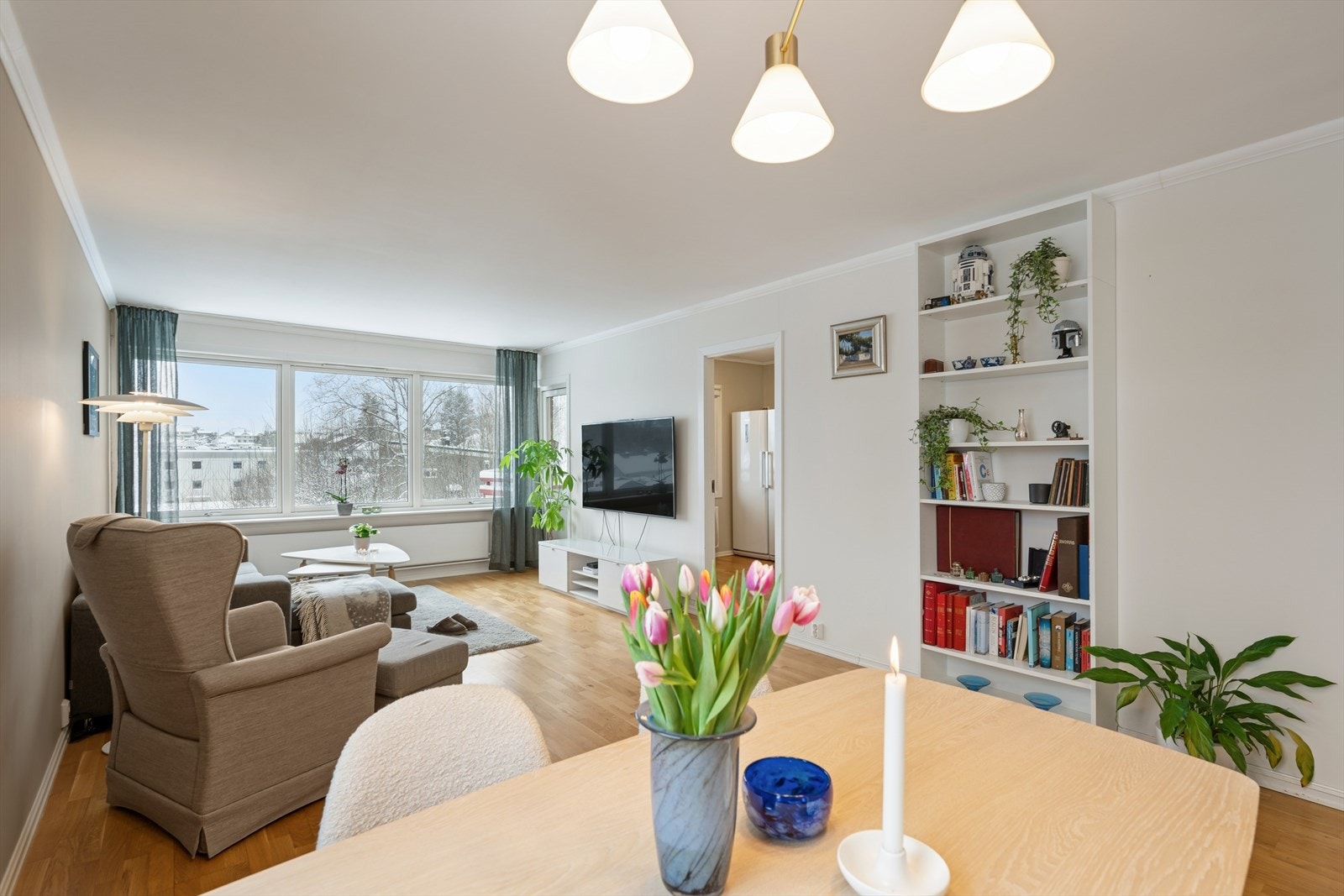 Stuen er lys og innbydende med store vindusflater som gir rikelig med naturlig lys og som er med på å skape en god romfølelse. Galleribilde