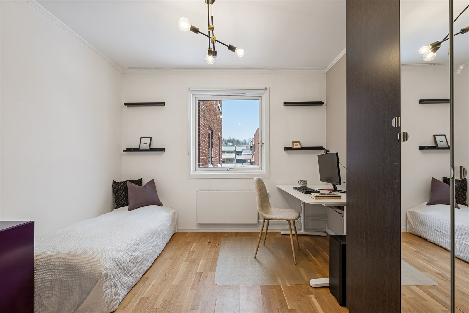 Det andre soverommet er noe mindre, men også her har man god plass til både seng, garderobe og tilhørende møblement. Et ypperlig barne- eller gjesterom. Galleribilde