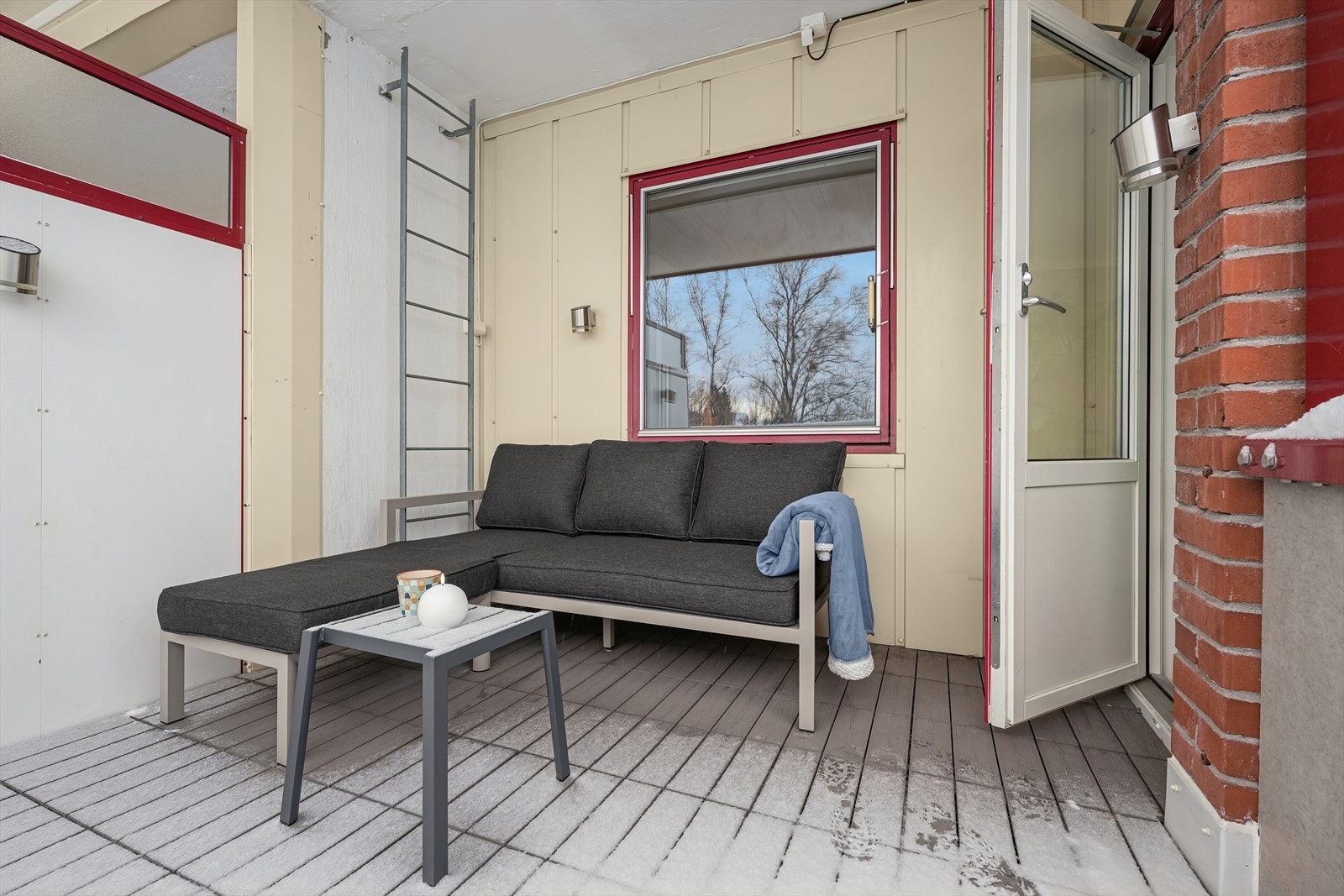 Fra stuen har man utgang til en trivelig balkong på 8 kvm. Balkongen er delvis overbygget og har god plass til sittegruppe. Galleribilde