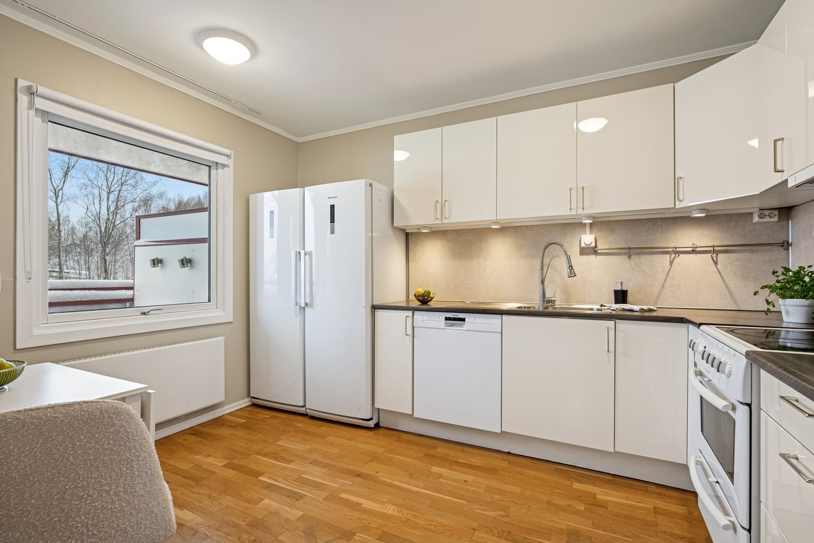 Kjøkkenet er ellers utstyrt med frittstående hvitevarer som kjøleskap, oppvaskmaskin, stekeovn og kjøkkenventilator med kullfilter. Galleribilde